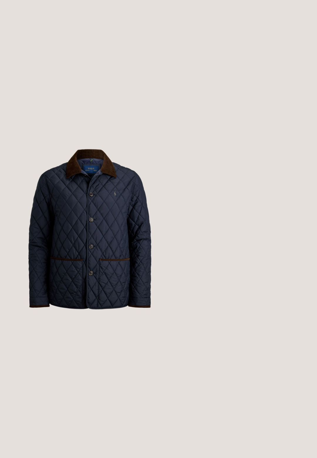 Marineblaue gesteppte Jacke mit braunem Cordkragen und Besatz, Knopfverschluss, zwei Vordertaschen und kleinem gesticktem Logo auf der Brust.; Marineblauer Sweatshirt mit Viertel-Reißverschluss, Kragen, seitlichen Taschen, gerippten Bündchen und weißem Polo Ralph Lauren-Logo auf der Brust.; Marineblaues T-Shirt mit kurzen Ärmeln und Rundhalsausschnitt mit kleinem gelbem und rotem Polo Ralph Lauren Logo auf der Brust.; Dunkelblaue Denim-Jeans mit fünf Taschen, Knopf- und Reißverschluss sowie sichtbaren goldenen Nähten, flach auf hellem Hintergrund dargestellt.; Braune Lederstiefeletten mit runder Zehenpartie, zwei Ösen und einer kontrastierenden dunklen Gummisohle. Mit einem Zugschlaufe an der Rückseite.; Marineblaue Umhängetasche mit schwarzem verstellbarem Riemen, frontaler Reißverschlusstasche und kleinem, grau besticktem Polospieler-Logo.