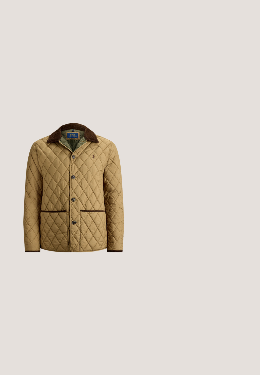 Chaqueta acolchada color marrón claro con cuello de pana marrón, cuatro botones, dos bolsillos delanteros y logo de Polo Ralph Lauren en el pecho izquierdo.; Jersey marrón con cuello alto, media cremallera y puños acanalados. Hecho de un suave tejido de punto, presenta un pequeño logo en el pecho.; Camisa marrón de manga larga con botones, cuello y logotipo blanco bordado de Polo Ralph Lauren en el pecho izquierdo.; Vaqueros de mezclilla azul oscuro con cinco bolsillos, cierre de botón y cremallera, y costuras doradas visibles, mostrados planos sobre un fondo claro.; Bota de ante marrón hasta el tobillo con cordones en el frente, detalles de costura, lazo para tirar en el talón y suela blanca con relieve sobre fondo liso.; Bolsa mensajera de cuero marrón oscuro con hebilla frontal y correa de hombro ajustable, logo de Polo Ralph Lauren en el panel frontal inferior.