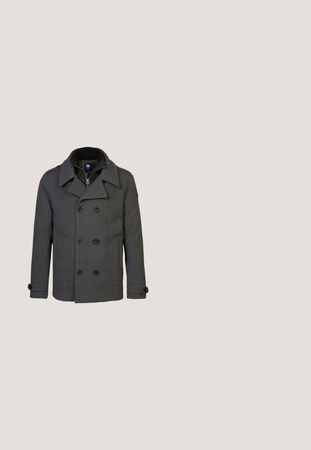 Grau gefärbter Wollmischung-Peacoat mit doppelter Knopfleiste, großen schwarzen Knöpfen, breitem Kragen und Seitentaschen. Gefüttertes Innenfutter aus gestepptem Stoff.; Grauer Strickpullover mit strukturiertem Kabelmuster, hohem Kragen und hölzernen Knopf-Akzenten. Rippbündchen und Saum für einen figurschmeichelnden Abschluss.; Weißes T-Shirt mit kurzen Ärmeln, aus weicher Baumwolle, mit Rundhalsausschnitt und geradem Saum. Keine sichtbaren Muster oder Verzierungen.; Dunkelgraue Jeans aus Denim im Slim-Fit, mit fünf Taschen, einem Reißverschluss und dezenten Ausbleichungen für einen abgetragenen Look.; Rieker Schnürer - noir; Schwarze Leder-Umhängetasche mit einer Vorderklappe, strukturiertem Oberflächenmaterial, dezenten Nähten und einem Markenpatch. Mit verstellbarem Tragegurt.