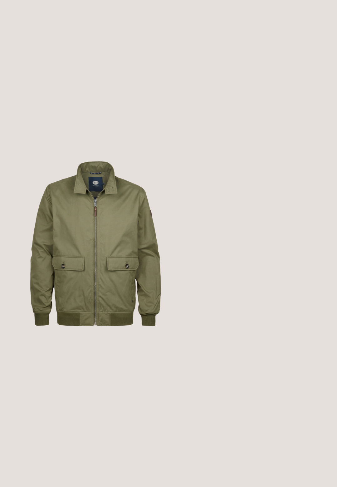 Oliven grøn bomberjakke med lynlås foran, to forlommer, ribbede manchetter og kant, der har en glat overflade og enkelt design.; Sort bomulds t-shirt med to labels: "TYPE N°: C-46" og "AMERICAN CLASSIC," med guld tekst og vinge grafik. Syet kantdetalje.; Sorte denim shorts med en klassisk pasform, der har to frontlommer, en knaplukning og et mærke ved taljen. Tekstureret stof.; Sort læder ankelstøvle med rund tå, struktureret krave, flade snørebånd, gummisål og orange mærke detalje. Syede accenter langs kanten.; Sorte rektangulære solbriller med grønne linser, metal accenter på stellet og signaturlogo på stængerne. Letvægts og slank design.; Kompakt sort crossbody-taske med lynlåslomme foran og justerbar skulderrem, lavet af tekstureret syntetisk materiale.