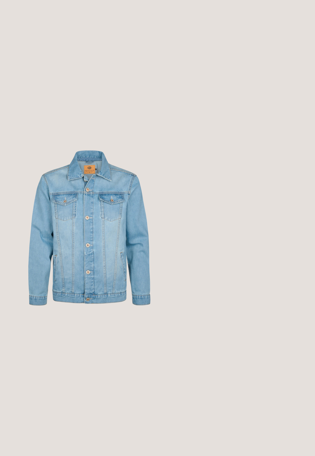 Lyseblå denimjakke med knappedragt foran, to brystlommer, sidelommer og en klassisk krave med syningsdetaljer.; Mænds blå sweater lavet af blødt stof, med rund hals, lange ærmer, ribbede manchetter og en tætsiddende kant. Glat tekstur uden mønstre.; En simpel hvid T-shirt med korte ærmer og rund halsudskæring, der har en afslappet pasform, præsenteret mod en hvid baggrund.; Jack & Jones Regular fit JJICLARK JJVINTAGE CB 058 - Jeans Straight Leg - blue denim; Brun læder ankelstøvle med rund tå, solid sål, hardware i guldtone og en tekstureret overdel. Inkluderer et logo-tagfæstet.; Brun læderbælte med en børstet metalspænde, har en glat tekstur og et klassisk design. Remmen bliver smallere mod enden.