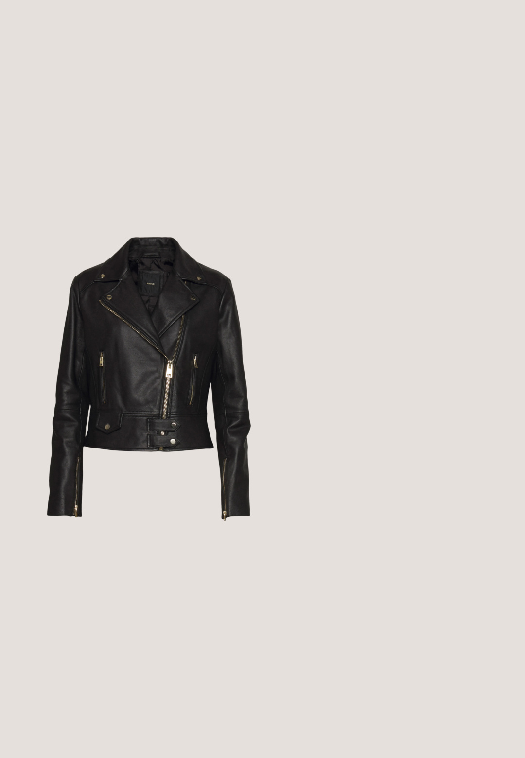 Chaqueta de moto de cuero negro con cremallera asimétrica, múltiples bolsillos con cremallera y detalles de botones a presión, con un diseño corto y textura suave.; Vestido negro ajustado de manga larga con escote asimétrico y detalle fruncido en el lateral, hecho de tela acanalada.; Botas hasta el muslo de charol negro con punta afilada, tacón cuadrado y textura lisa y brillante. No tienen herrajes visibles.; Furla METROPOLIS MINI CROSSBODY - Bandolera - nero; Collar de oro de tres capas con un diseño de eslabones de cadena, un colgante circular y una cruz, todo terminado en una textura metálica pulida.; Cinturón ancho negro con volantes y una hebilla doble en espiral de tono dorado texturizado en el centro, sobre un fondo blanco liso.