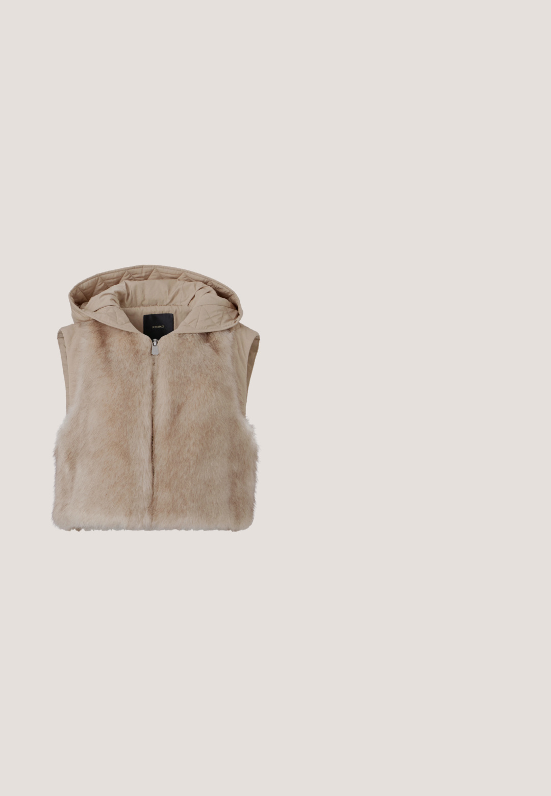 Beige liivita vest, millel on karusnahast eesmine osa ja tepitud kangas tagumine osa. Omab kapuutsi ja eesmist taljesidet. Pehme tekstuur ja lihtne disain.; Beige lyhythihainen poolopaita, jossa on kaulus ja yksittäinen nappilista, jossa pienet koristehelmet nappien tapaan.; Valkoiset farkuhousut leveämmällä lahkeella, jossa on raakasidokset, etutaskut, metallinappi ja vetoketjukiinnitys. Sujuva pinta ja suora siluetti.; Ruske nubuk ankle boot s fluffy krem podlogom, bočnim patentnim zatvaračem i debelim gumastim potplatom. Ima gladak tekstur i zaobljen vrh.; Beige quiltattu kangas olkalaukku, jossa kultainen ketjuhihna ja kolmionmuotoinen Guess-logoplaatti etukannen päällä.; Kultainen metalliketjurannekoru, jossa on sydämenmuotoinen riipus hopeisella, kimaltavalla pinnalla ja lukitusmekanismin yksityiskohdalla.