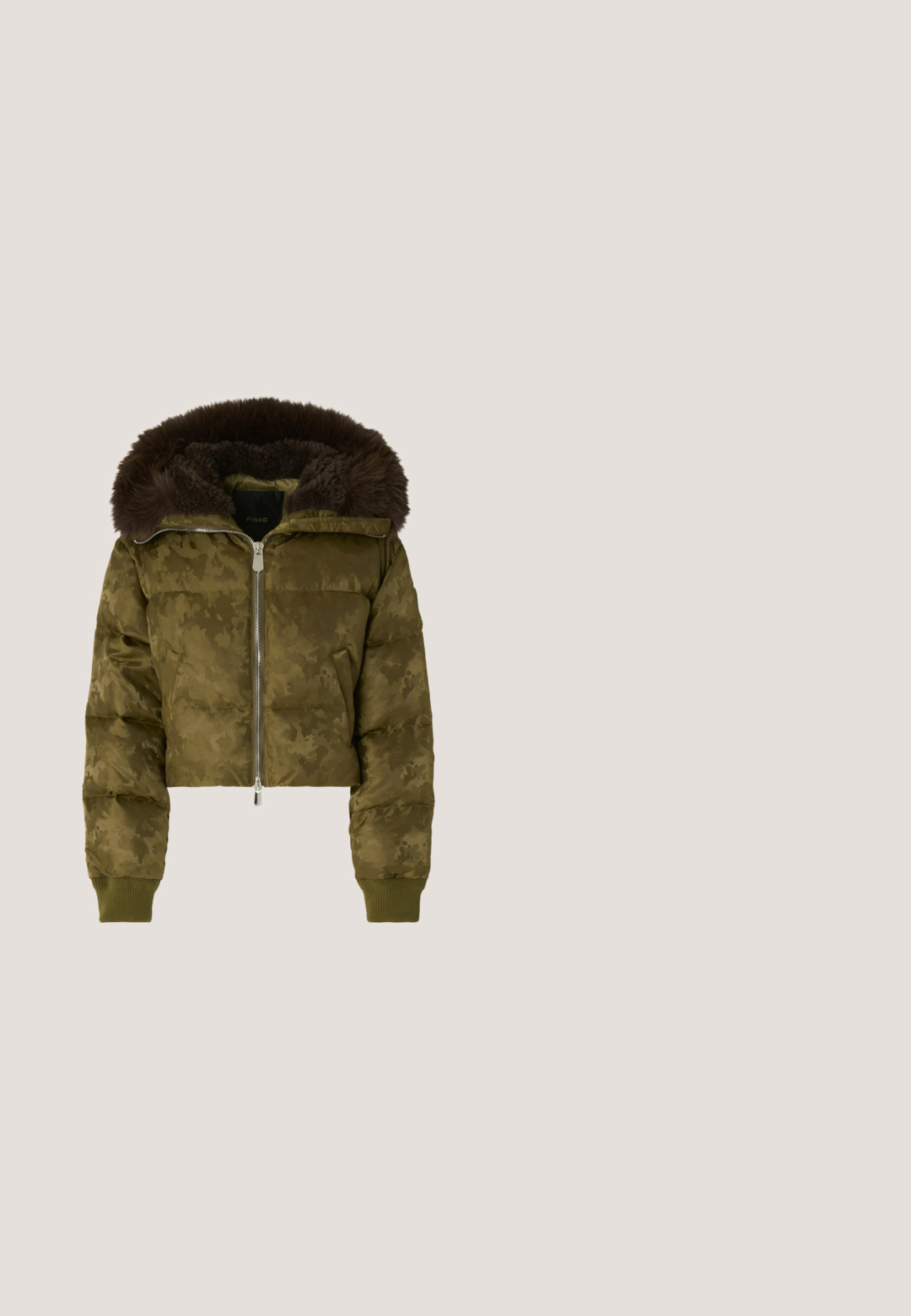 Chaqueta corta acolchada de camuflaje verde con cremallera frontal, puños de canalé y capucha forrada de piel marrón oscuro.; Camisa de terciopelo verde con lunares negros, con cierre de botones en la parte delantera y cuello puntiagudo. Mangas largas con puños abotonados, superficie texturizada.; Falda lápiz verde oscuro hecha de una tela texturizada, con una abertura lateral y cinco botones redondos oscuros a lo largo del lado izquierdo.; Botín de cuero marrón hasta el tobillo con un tacón grueso, suela estriada y hebilla de doble anilla dorada en la correa lateral.; Bolso rectangular con bordes marrones, centro de tela oscura con estampado, raya vertical roja, asa de cadena dorada y logo LIU JO en la parte delantera.; Pendientes de metal en tono dorado que presentan grandes gemas ovaladas verdes, un diseño curvo suave y una pequeña piedra de acento, marcados con "MK".
