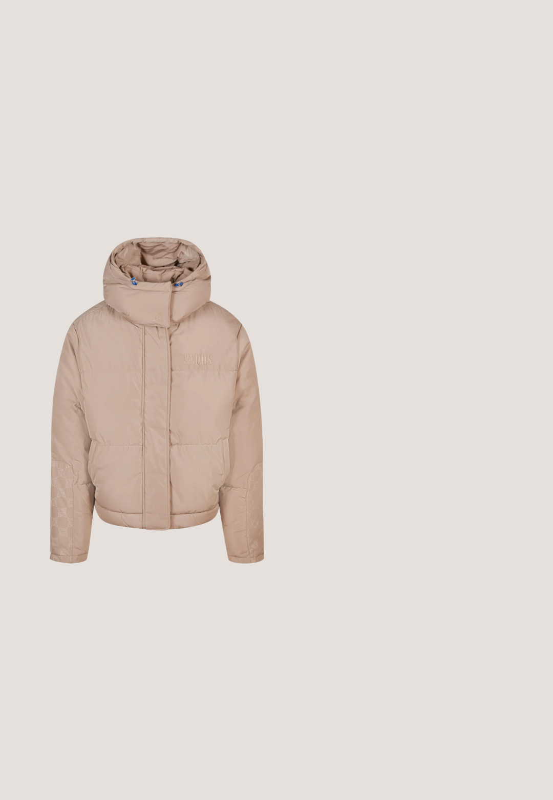 Beige gepolsterte Jacke mit hohem Kragen, Frontreißverschluss und geprägtem Muster an den Ärmeln. Verfügt über ein gesticktes Logo auf der Brust.; Fleece-Pullover mit hohem Kragen, der ein blau-weißes Tigerdesign zwischen Palmen und Bergen zeigt. Weiche, plüschige Textur.; Weißes T-Shirt mit kurzen Ärmeln und türkisfarbenem Text „DIE ZUKUNFT BEGINNT HEUTE“ sowie kleinerem Text und Logo darüber auf der Vorderseite in der Mitte.; Hellblaue Jeans mit weitem Bein, dezent strukturiertem Muster, Vordertaschen, Knopfverschluss und Gürtelschlaufen, flach auf weißem Hintergrund ausgelegt.; Braune Wildleder-Stiefeletten mit elastischen Seiteneinsätzen und Zuglaschen, ausgestattet mit einer Gummisohle und einem dezenten Logo an der Seite.; Schwarze Umhängetasche mit verstellbarem Riemen, vordere Reißverschlusstasche und gemustertem oberem Bereich mit wiederholtem Logodesign.