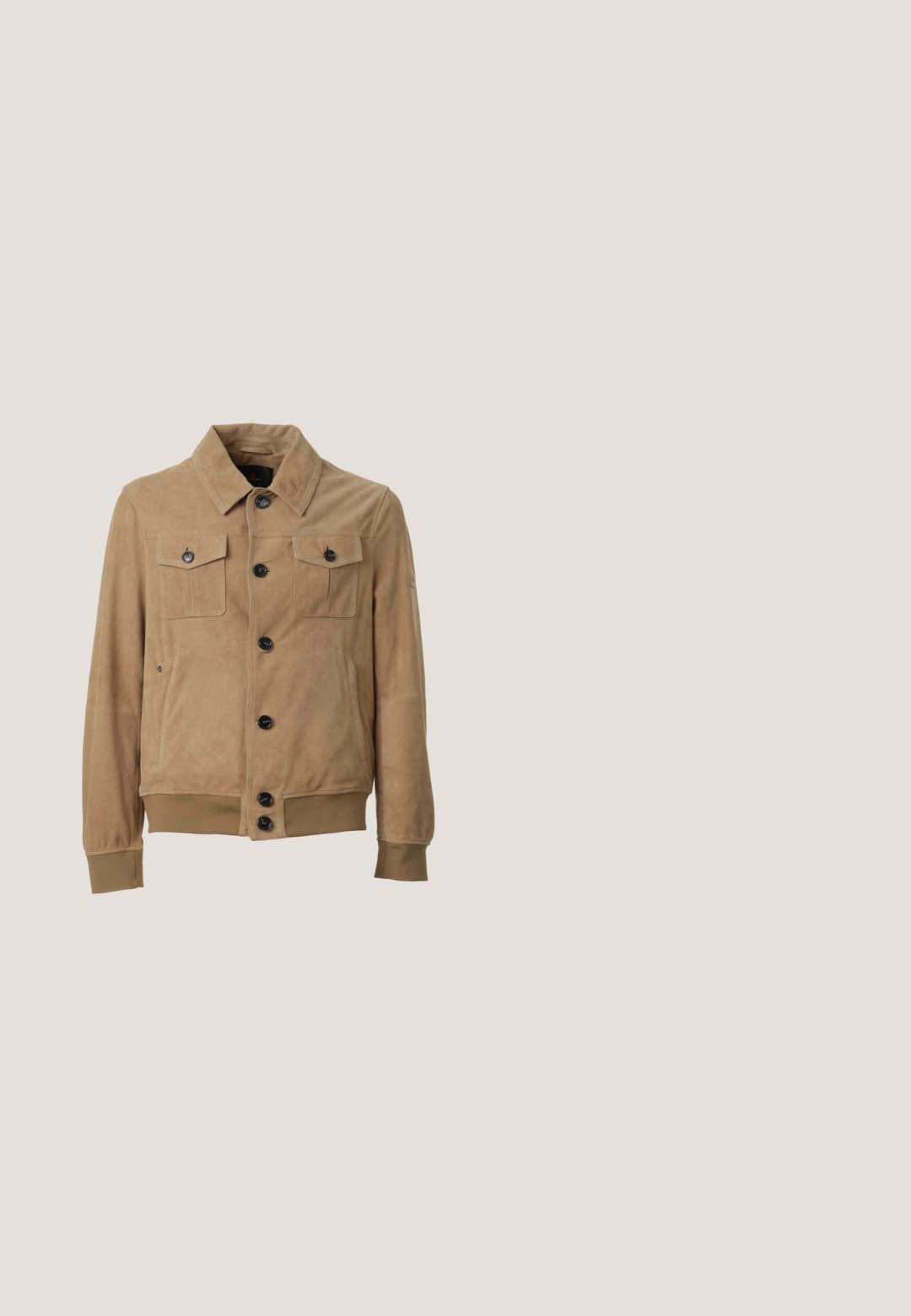 Tanfarvet ruskindjakke med knaplukning foran, to brystlommer med klap, sidelommer samt ribstrikkede manchetter og kant.; Beige bomulds t-shirt med et stort ørnergrafik med røde og gule accenter, "Ed Hardy" tekst og stjerner i et struktureret printdesign.; Brune lædershorts med dekorerede, prægede blomsterdesigns, et bælte med en udsmykket sølvspænde og knappeaccenter på siden.; Brune læder ankelstøvle med et struktureret krokodillemønster, mørkebrun krave og rød detalje på sålen. Snørebåndsdesign med runde øjer.; Brun mønstret crossbody-taske med beige stof, et guldfarvet logo-trekant og en forlommer med lynlås samt brun rem.; Flettet brun læderarmbånd med en sølv rektangulær lås, som har det indgraverede mærkes navn "GUESS." Enkel baggrund.