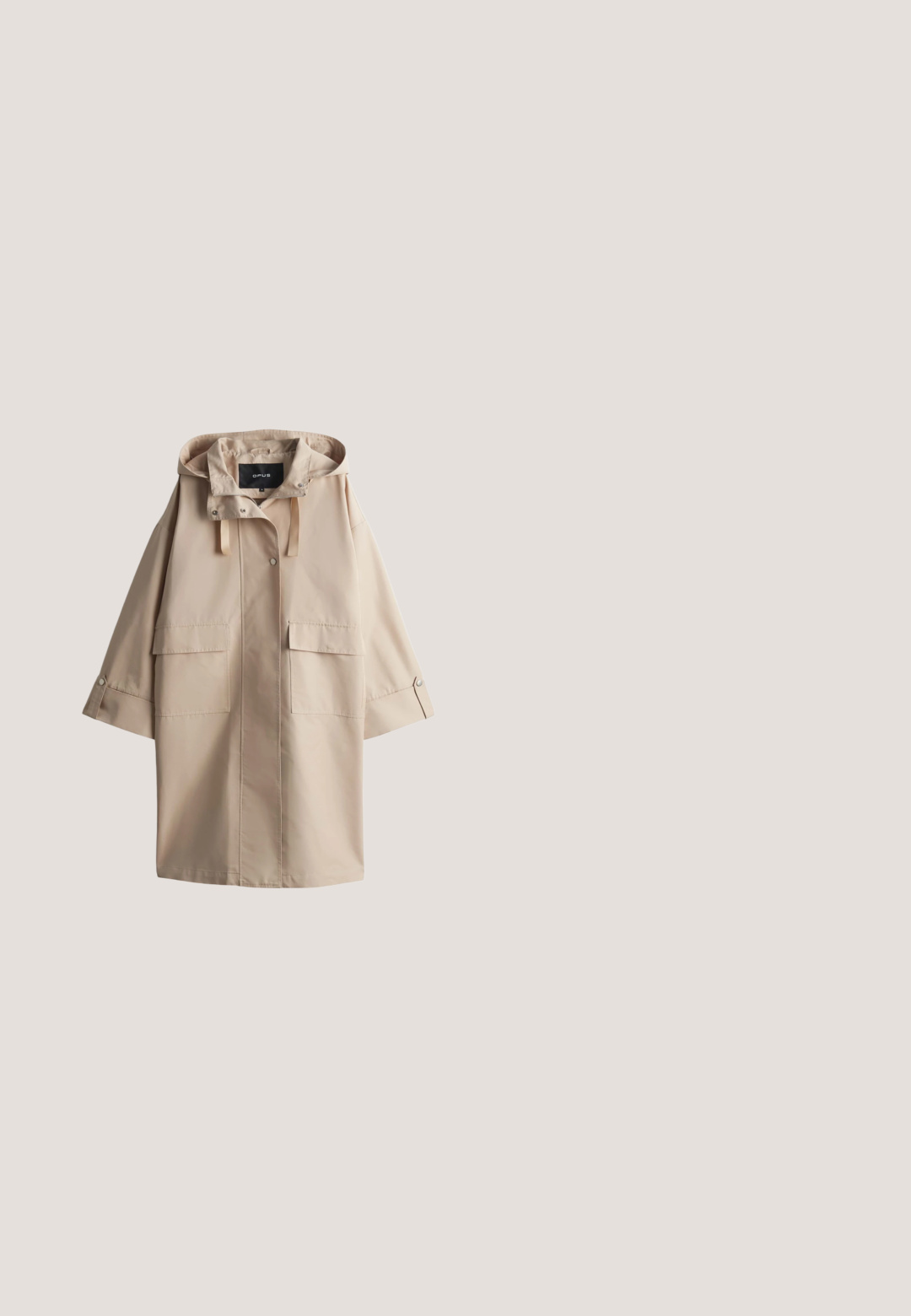 Beige waterdichte jas met een capuchon, korte mouwen, twee voorzakken en drukknoopsluitingen. Glad textuur met een minimalistisch ontwerp.; Crème-kleurige cardigan van zacht materiaal, met een V-hals, geribbelde structuur, vijf knopen aan de voorkant en lange mouwen.; Korte mouwen, ronde hals t-shirt in lichtbeige katoen. Kenmerkt zich door omgeslagen mouwen en een klein logo aan de voorkant links.; Lichtgrijze denim jeans met een recht model. Beschikt over een klassieke vijfzakkenstijl, riemlussen en knoopsluiting. Soepele textuur.; Lichtroze suède instap-sneaker met veters, lage achterkant, geperforeerde details en "CANDICE COOPER" branding aan de zijkant.; Beige tote bag met een gladde textuur, beschikt over dubbele handvaten, een voorzak met ritssluiting en gestreepte accenten langs de zijkanten.