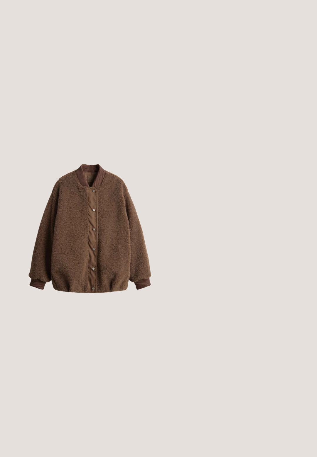 Bruine fleece bomberjack met een gladde stoffen voorkant, geribbelde manchetten en drukknoopsluiting. Zachte textuur met een ontspannen pasvorm.; Zwarte linnen korte mouwen overhemd met een button-down voorkant, voorzien van een enkele borstzak en contrasterende knoopkleuren.; Donkerbruine rechte broek met riemlussen, zijzakken, knoop- en ritssluiting op een witte achtergrond.; Persoon draagt donkergroene suède pantoffels met een kleine uitsparing, gecombineerd met brede, semi-transparante donkerbruine broek die de enkels bedekt.; Donkerbruine zachte leren boodschappentas met twee lange handvatten en een verstelbare schouderriem op een witte achtergrond.; Zilveren metalen armband met een glad, gebogen ontwerp. Gepolijste afwerking en ronde hoeken zorgen voor een naadloze uitstraling.