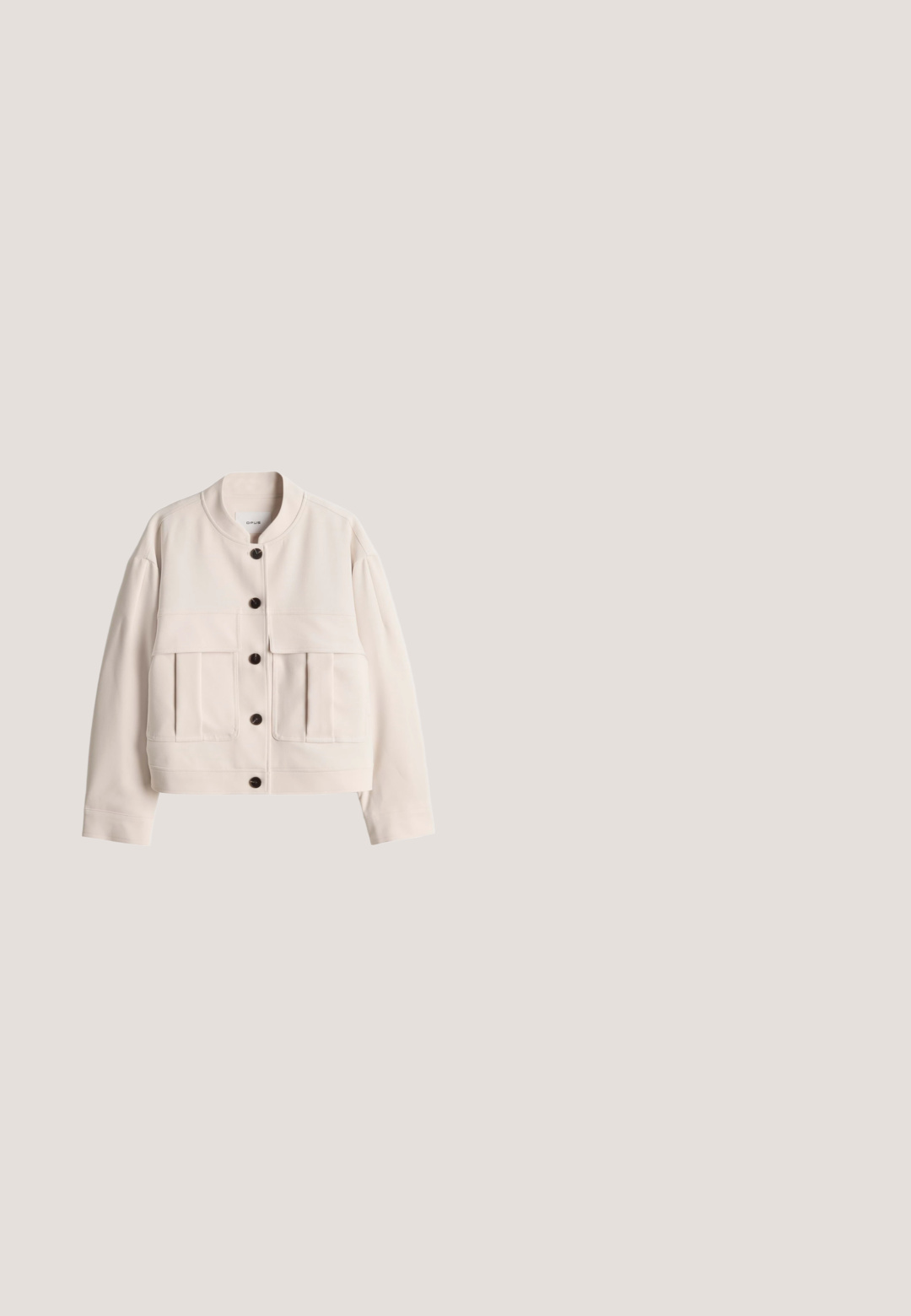 Beige Bomberjacke mit rundem Kragen, vorderer Knopfleiste, zwei großen aufgesetzten Taschen auf der Vorderseite und langen Ärmeln.; Weißes kurzärmeliges Oberteil mit Rundhalsausschnitt, aus strukturiertem, gewebtem Stoff und lockerer Passform, ideal für den Freizeitlook.; Hellbeige weite Hosen mit elastischem Bund, glattem Stoff und geraden Säumen, dargestellt vor weißem Hintergrund.; Beige Wildleder-Slipper mit glatter Textur, abgerundetem Zeh und einer dünnen braunen Lederzwischensohle. Flache schwarze Gummisohle.; Große, weiche Hobo-Tasche aus beigefarbenem Wildleder mit breitem Schulterriemen und einer lässigen, unstrukturierten Form vor weißem Hintergrund.; Zarte silberne Ketten-Halskette mit fünf kleinen weißen blumenförmigen Anhängern, gleichmäßig entlang der Kette verteilt, und einem verstellbaren Verschluss.