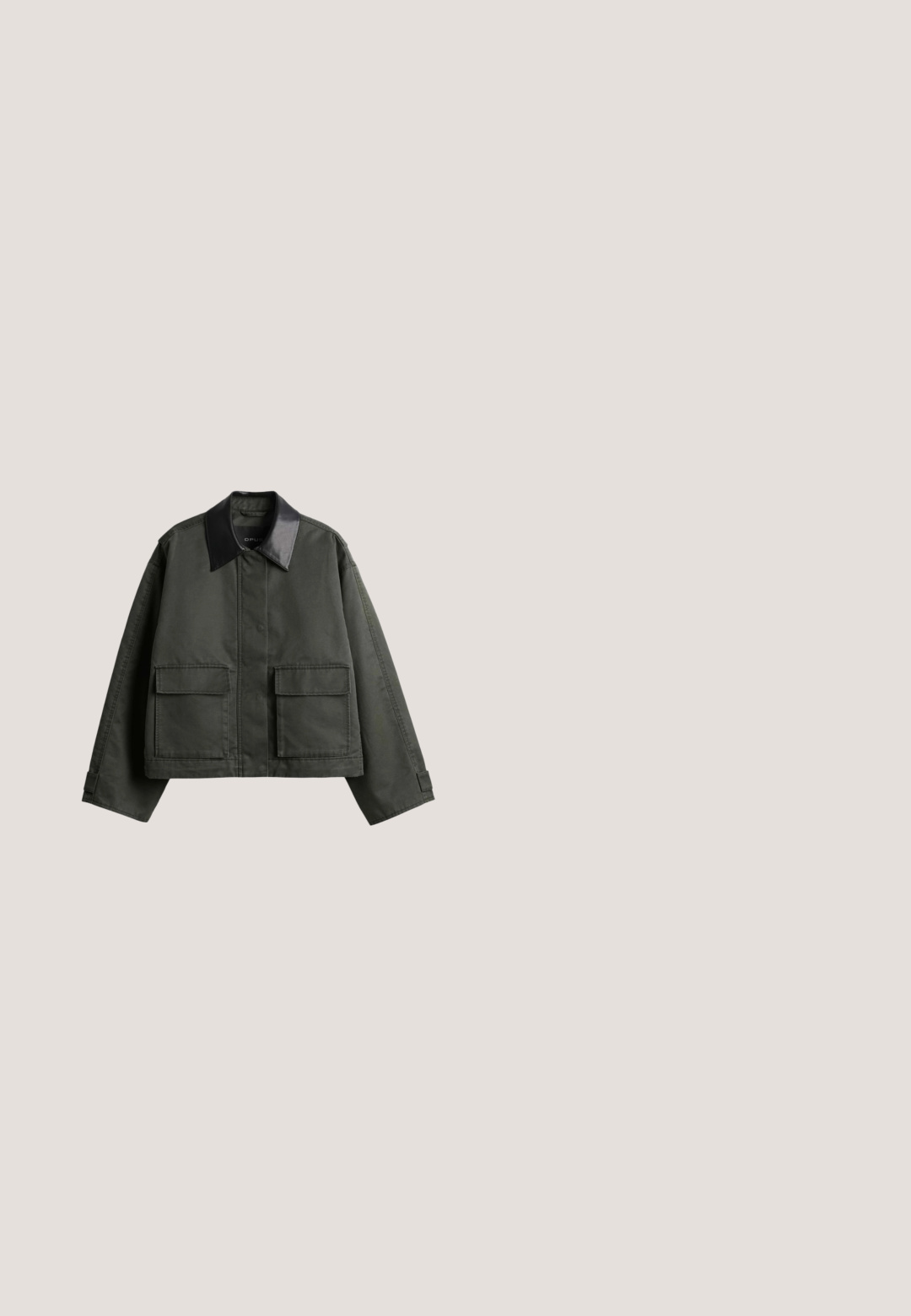 Dunkelgrüne kurze Jacke mit weiten langen Ärmeln, schwarzem Leder-Spitzenkragen, vorderen Druckknöpfen und zwei großen Klappentaschen.; Kurzärmelige dunkel olivgrüne strukturierte Bluse mit rundem Ausschnitt und dezenten Falten unter dem Kragen.; Faltenrock in Dunkelgrün mit schwarzem Leopardenmuster. Elastischer Bund, leichtem Stoff und fließendem Design. Ausgestellte Silhouette.; Olivgrüne flache Sandale mit einem breiten Riemen, der mit einer silbernen Schnalle verziert ist, und einer flachen schwarzen Sohle. Glatte Textur und minimalistisches Design.; Weiche dunkelgrüne Wildleder-Hobo-Tasche mit einem einzelnen breiten Riemen und sichtbaren Nahtdetails auf weißem Hintergrund.; Doppelsträngige Halskette mit einer dünnen Silberkette und einem grünen Perlenstrang, gesichert mit Silberverschluss und verstellbarer Kette.