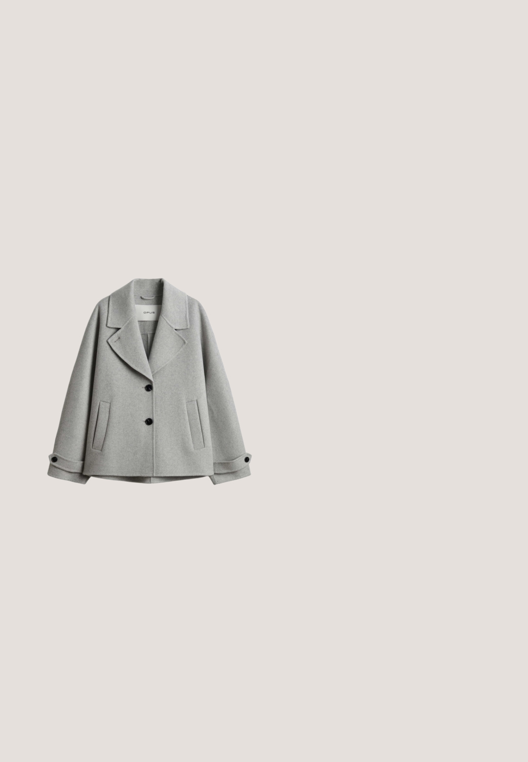 Veste gris clair en mélange de laine avec larges revers, deux poches avant, boutons noirs sur le devant et aux poignets, coupe courte.; Pull en tricot gris à manches longues, col rond, avec des poignets et un ourlet côtelés. Texture douce avec un design légèrement court.; Tissu gris à stries avec une texture lisse, mettant en valeur un bord de manche replié et des détails de couture subtils.; Pantalons larges gris en tissu tissé avec une finition texturée, présentant une taille ajustée et un design à plis sur le devant, deux poches latérales.; Mocassin homme en daim gris avec une semelle noire basse, des détails cousus et une bride décorative sur le dessus.; Sac à main en daim gris avec des brides courtes et longues, doté d'une ceinture décorative avec une petite boucle métallique rectangulaire à l'avant.