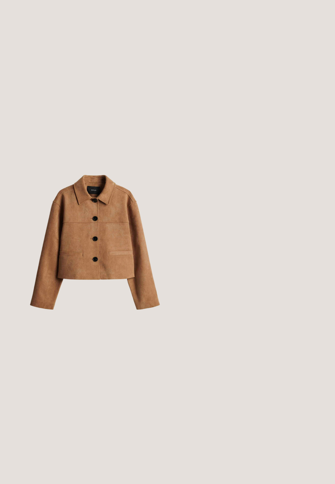 Bruine cropped suède jas met lange mouwen, vier zwarte knopen aan de voorkant en twee horizontale sleuvenzakken.; Langharige geribde jurk in beige met een polo kraag en een sluiting met vijf gouden knopen. Uitlopende zoom. Zachte textuur, aangesloten bij het lijf.; Kniehoge beige suède laarzen met een ronde neus, blokhak en subtiele gouden accent op de hak. Gladde textuur met een aansluitend ontwerp.; Bruine schildpad zonnebril met een afgeronde vierkante vorm, gradient lenzen en gouden accenten op de pootjes. Gladde kunststof montuur met stijlvolle armen.; Beige leren schoudertas met een klepdesign en gouden hardware. Heeft een subtiele logo, een gladde textuur en een verstelbare schouderband.; Guess AMAMI - Ketting - yellow gold-coloured/white