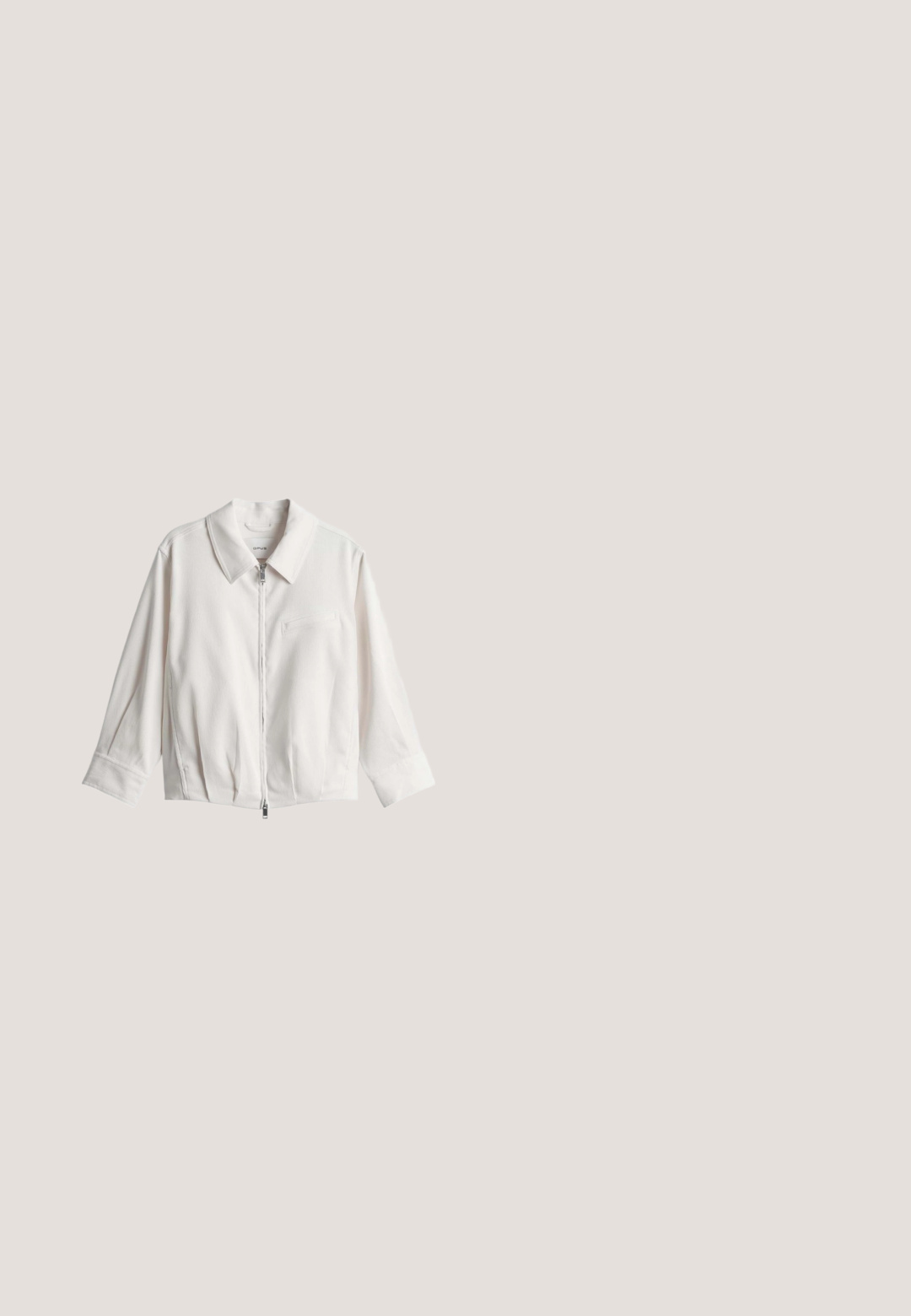 Witte jas met rits, kraag, lange mouwen en een klein borstzakje, plat neerliggend op een witte achtergrond.; Lichtblauwe, losse bloes met een V-hals, driekwart mouwen en een zachte, gladde textuur. Heeft plooidetails bij de schouders.; Lichtroze, wijde cropped broek met een gladde tailleband, geen zichtbare sluitingen en een subtiele textuur in de stof.; Bruine suède loafer met kwastdetail, tankleurige bies en dikke witte zool, zijaanzicht op een witte achtergrond.; Beige leren shopper met gestructureerde zijkanten, twee schouderbanden en accenten van goudkleurig metaal.; Fijne gouden armband met een kleine hartbedel in het midden en een verstelbare sluiting met een verlengketting.