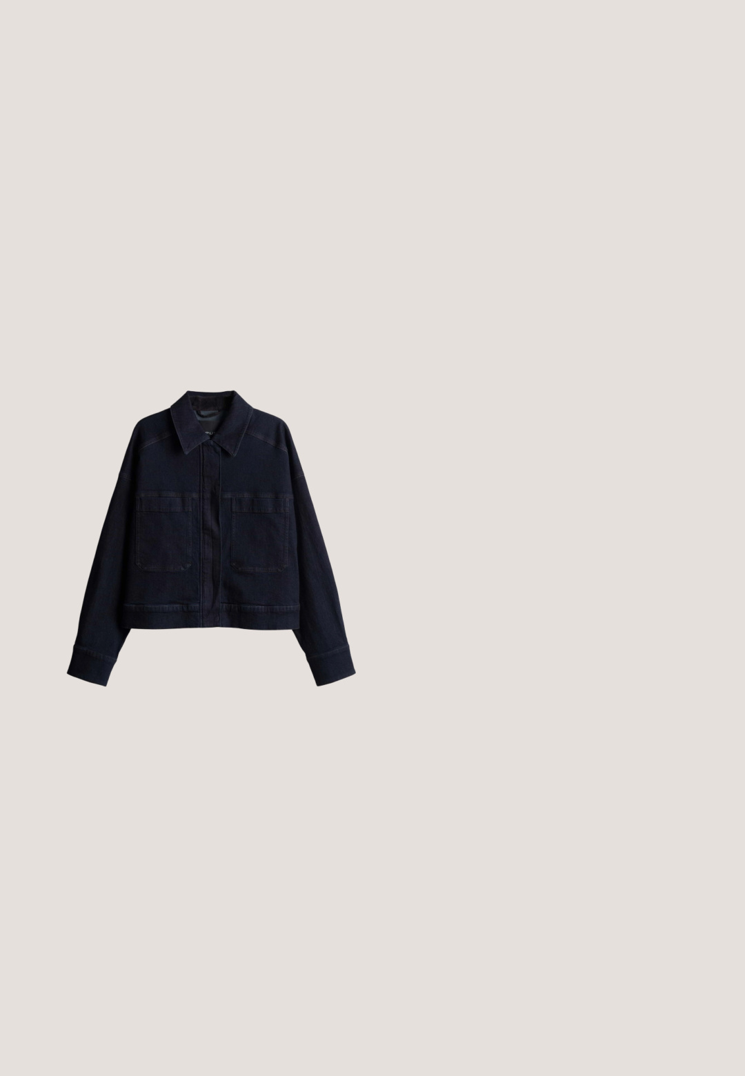 Schwarze Jeansjacke mit großen Fronttaschen, langen Ärmeln, geknöpften Manschetten und spitzem Kragen auf weißem Hintergrund.; Schwarz-weißer, horizontal gestreifter Langarm-Sweatshirt mit gerippten Bündchen und Saum, Rundhalsausschnitt und kleinem, zentriertem Markenlogo auf der Brust.; Jeanshemd, hellblau, langärmlig, Knopfleiste vorne, Kragen, eine Brusttasche, kontrastierende Nähte und ein lässiger Schnitt.; Dunkelblaue, gerade geschnittene Hosen mit Bügelfalte vorne und Seitentaschen, entworfen für einen formellen oder bürotauglichen Look.; Blaue Wildledersneaker mit cremefarbenen Seitenstreifen, einem cremefarbenen Fersenelement und einer strukturierten Gummisohle. Die Schnürsenkel sind ebenfalls in einem hellblauen Farbton.; Marineblaue Wildleder-Umhängetasche mit breitem, verstellbarem gestreiftem Stoffriemen und silberfarbener Metallbeschläge.