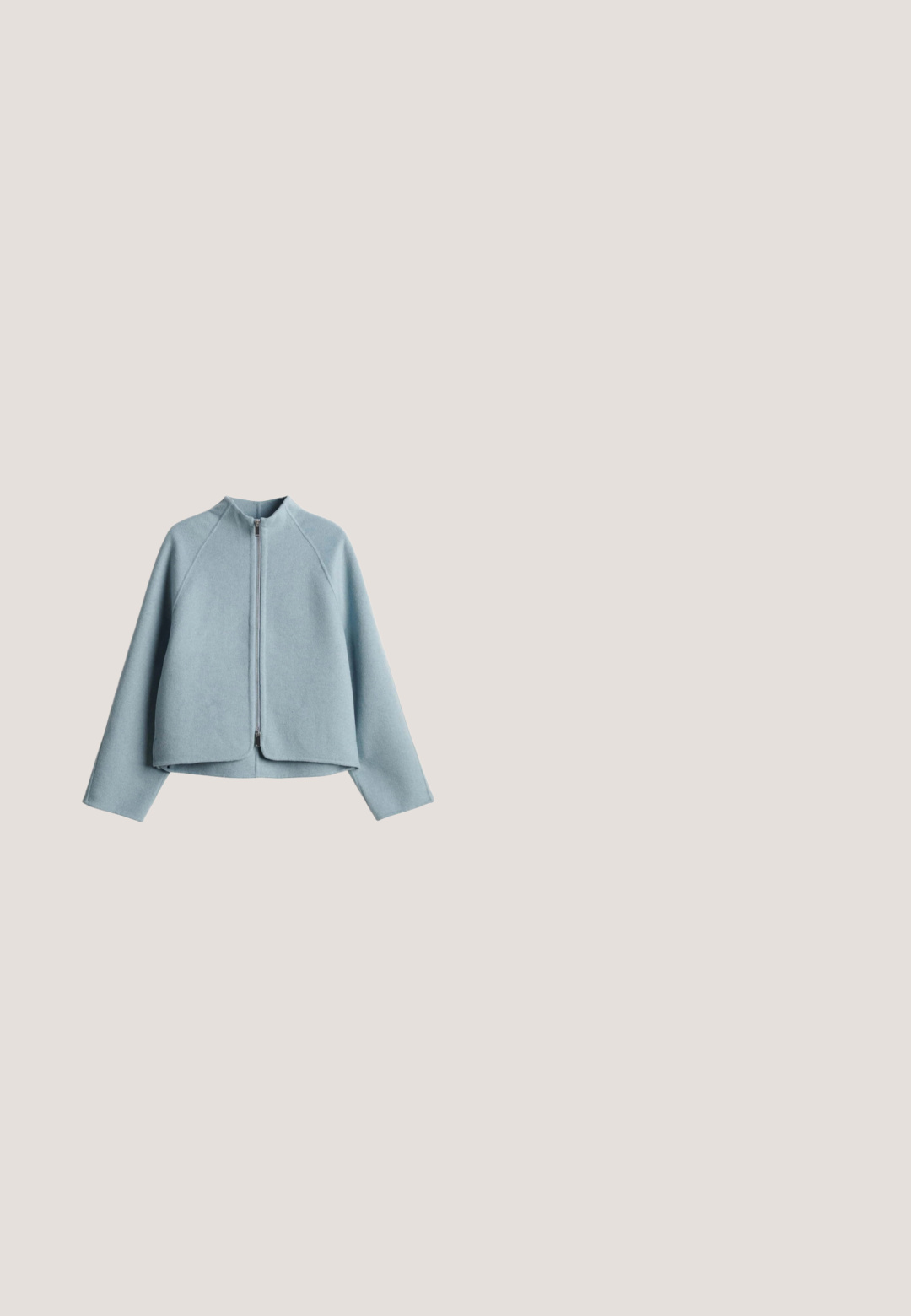Hellblaue Wolljacke mit langen Ärmeln, einem Frontreißverschluss und einer leicht kastigen, kurz geschnittenen Passform auf weißem Hintergrund.; Hellesblaues, übergroßes T-Shirt aus strukturiertem Stoff mit Rundhalsausschnitt und kurzen Ärmeln. Es verfügt über einen lockeren Schnitt und ein minimales Design.; Dunkelgraue Hosen mit weitem Bein, Vordertaschen, Gürtelschlaufen und einem kleinen weißen Etikett am Bund vor weißem Hintergrund.; Hellblaue Wildledersneaker mit weißen Akzenten und gestickten Blumenmotiven. Verfügt über Schnürsenkel, eine Sohle aus Gummigummi und eine niedrige Silhouette.; Hellblaue rechteckige Leder-Umhängetasche mit verstellbarem Riemen und eingeprägtem Liebeskind Berlin-Logo auf der Vorderseite.; Hellblaues Cord-Armband mit einem polierten silbernen Herzanhänger und kleinen silbernen Herzakzenten. Verstellbares Design mit einem gleitenden Verschluss.