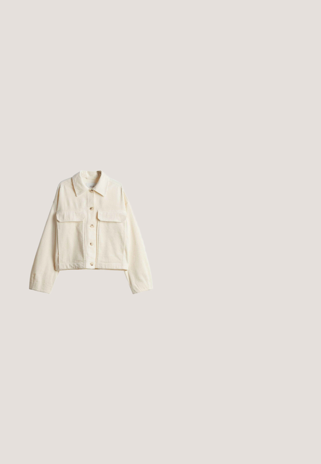 Cremekleurig kort corduroy jasje met lange mouwen, knoopsluiting aan de voorkant, kraag en twee grote klepzakken op de borst.; Witte overhemd met smalle zwarte verticale strepen, kraag, lange mouwen, borstzak en recht gesneden met cuffed details.; Crèmekleurige broek met hoge taille en wijde pijpen, met voorzijde knoop- en ritssluiting, riemlussen en zij- en achterzakken.; Bruine suède en leren sneakers met witte strepen, ronde neus, vetersluiting en een gestructureerde zool.; Crèmekleurige leren schoudertas met een gebogen bodem en een enkele dunne band, getoond tegen een witte achtergrond.; Gouden metalen hoepel oorbellen met een draaiend ontwerp; de ene is breed en gebogen, de andere is korter en hoekiger.