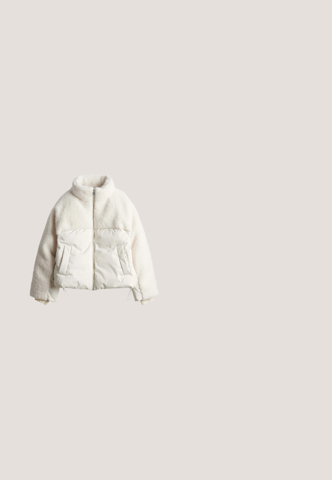 Veste blanche en matières mixtes avec partie supérieure duveteuse, partie inférieure lisse, fermeture éclair à l'avant, manches longues et poches latérales.; Pull en polaire couleur crème avec manches longues, col montant et fermeture zippée devant à mi-hauteur, fabriqué en matière sherpa douce et texturée.; Haut à col roulé blanc à manches longues fabriqué en tissu doux et extensible, présentant un col haut et un design ajusté avec des manches longues. Sans motifs ni accents.; Pantalons en tricot blancs taille haute avec des jambes larges et une taille élastique, présentés sur un fond blanc.; Botte d'hiver rembourrée de couleur crème avec une semelle épaisse, un devant à lacets et un logo "MOON BOOT" sur le côté et le haut de la manche.; Sac bandoulière en fausse fourrure blanche avec une forme structurée, une quincaillerie argentée et une fermeture éclair. Dispose d'une bandoulière en cuir réglable et d'un accent de logo.