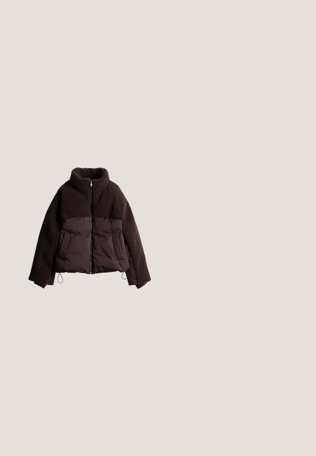 Dunkelbraune Jacke mit halb Fleece- und halb gesteppter Gestaltung, Frontreißverschluss, hohem Kragen und zwei Seitentaschen vor weißem Hintergrund.; Brauner langärmeliger Strickpullover mit einem blattähnlichen Lochmuster und Rundhalsausschnitt, mit dem Label OVS, flach auf einem weißen Hintergrund gelegt.; Dunkelbrauner Stoff mit einer feinen, strukturierten Webart, die subtile Falten und Schatten zeigt, was auf ein weiches und flexibles Material hinweist.; Braune Jeans mit geradem Bein, vorderem Knopf- und Reißverschluss sowie einem Fünf-Taschen-Design auf weißem Hintergrund.; Dunkelbrauner Wildleder-Sneaker mit dicker brauner Sohle, Schnürung vorne und "Marc O'Polo"-Branding am Seitenstreifen.; Dunkelbraune Wildleder-Umhängetasche mit verstellbarem schwarzem Riemen und goldfarbenem Reißverschluss, dargestellt aufgehängt vor weißem Hintergrund.