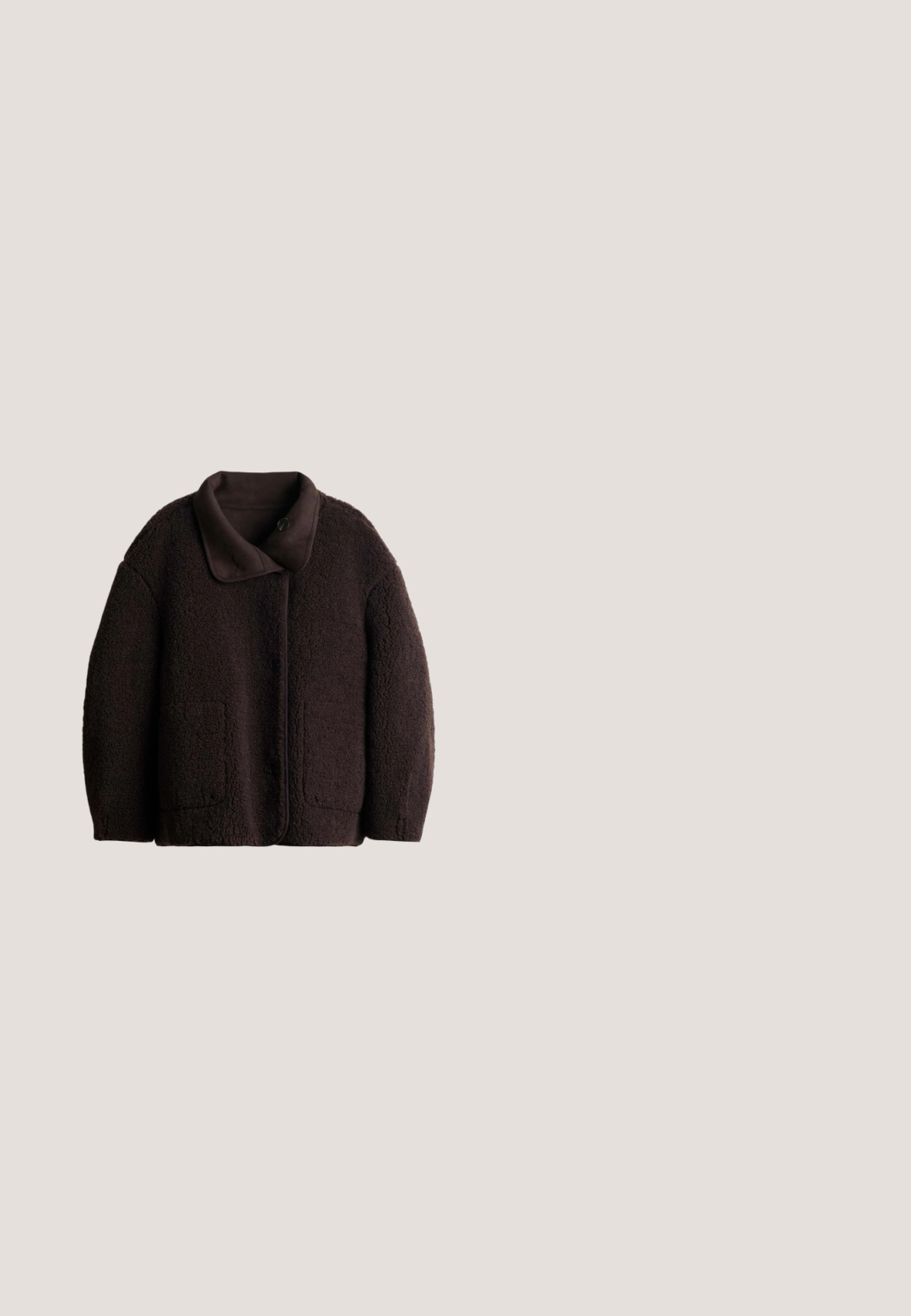 Dunkelbraune Fleecejacke mit strukturiertem Stoff, weitem Kragen, Frontknöpfen und zwei unteren aufgesetzten Taschen auf weißem Hintergrund.; Brauner kurzärmeliger gestrickter Pullover mit rundem Rippkragen und weicher, flauschiger Textur.; Hellblaue Jeans aus Denim mit geradem Bein, ausgestattet mit fünf Taschen, einem klassischen Reißverschluss und sichtbaren Nähthighlights.; Dunkelbrauner Veloursleder-Stiefelette mit niedrigem Absatz, abgerundeter Spitze und seitlichem Reißverschluss.; Große dunkelgraue Wildleder-Schultertasche mit einem Träger und weicher, lässiger Struktur, auf weißem Hintergrund dargestellt.; Glatter brauner und goldener runder Armreif mit abgerundeter Form, auf weißem Hintergrund platziert.