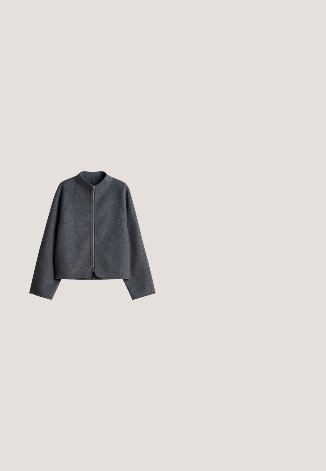 Donkergrijze wollen jas met lange mouwen, opstaande kraag en ritssluiting aan de voorkant, plat gelegd op een witte achtergrond.; Zwart t-shirt met korte mouwen, gemaakt van zachte stof, met een ronde halslijn en een comfortabele pasvorm met opgerolde mouwen.; Zwarte denim jeans met een rechte snit, vijf zakken, knoopsluiting en een subtiele vervaagde textuur. Merkenlabel aan de tailleband.; Zwarte lage sneaker met dikke geribbelde zool, suède structuur, veters aan de voorkant en een subtiele merknaam aan de zijkant.; Miriade BADIA - Handtas - nero; Zilverkleurige ketting met een gladde, flexibele vorm. Voorzien van een karabijnhaak en een verstelbare ketting voor verschillende lengtes.