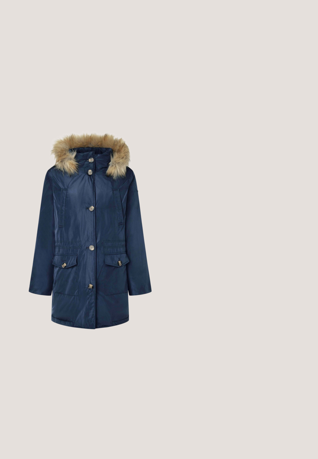 Námornícka modrá parka s umelou kožušinou na kapucni, prednými gombíkmi a dvoma náprsnými vreckami. Hladký, lesklý materiál s mierne voľným strihom a strednou dĺžkou.; Námornícky modrý pletený sveter s kabelovým vzorom, okrúhlym výstrihom a dlhými rukávmi s rebrovanými manžetami a lemom. Jemný akcent loga.; Denimová košela v tmavomodrej farbe, s predným gombíkovým zapínaním, špicatým golierom a dvoma náprsními vreckami s chlopňou. Dlhé rukávy s gombíkovými manžetami.; Námornícke modré kordové nohavice s vysokým pásom, širokým strihom, dvoma zadnými vreckami a predným zapínaním na gombík. Mäkká textúra s hladkým povrchom.; Tmavomodré vodoodolné členkové čižmy s textúrovaným pleteným golierom, hnedými šnúrkami, gumovou podrážkou a malým logom na boku.; Pepe Jeans Kabelka - navy