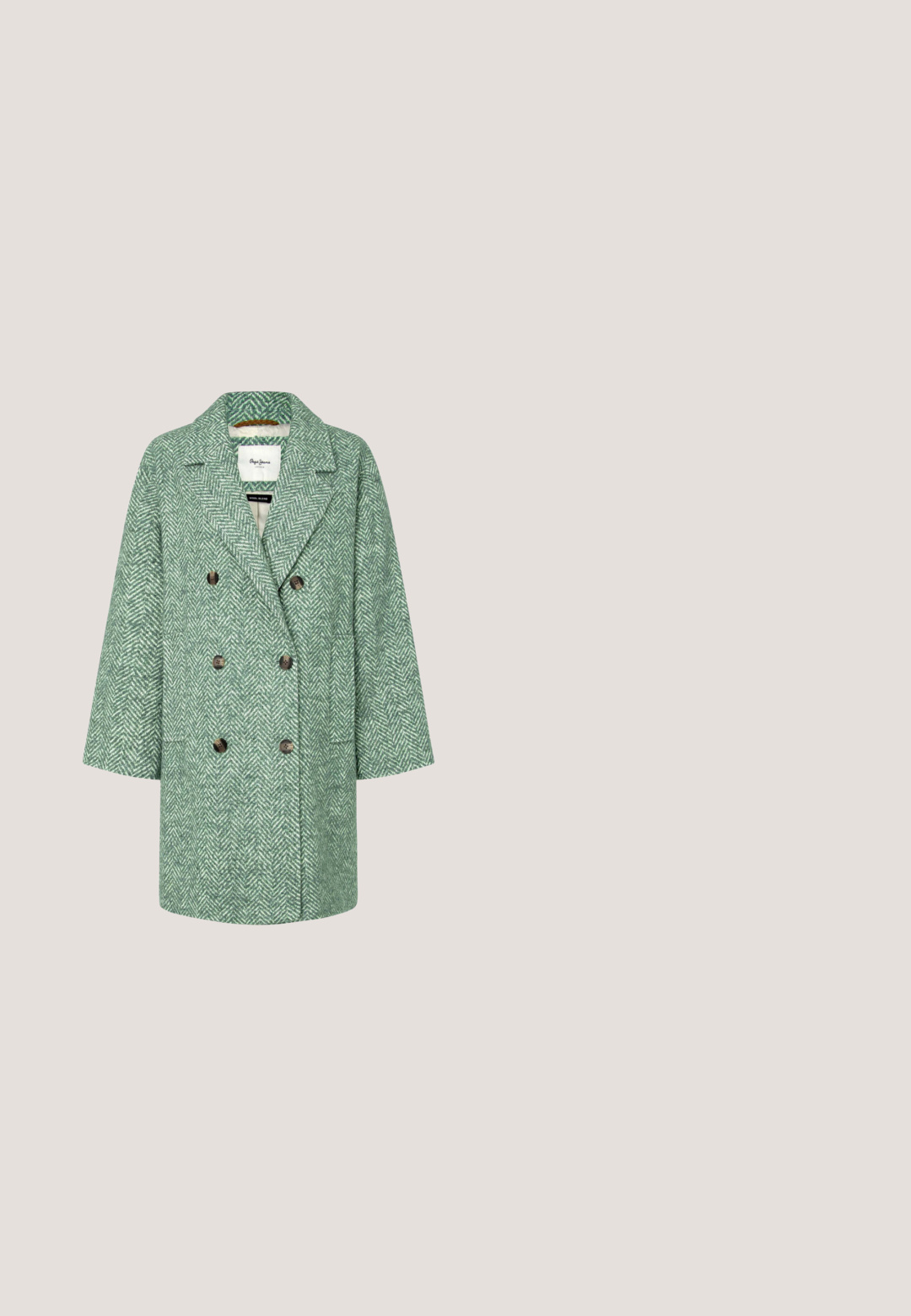 Grøn herringbone uld-blandingsfrakke med dobbeltbrystet design, oversized ærmer og brune knapper. Har en notch lapel og to forlommer.; Grøn turtleneck sweater lavet af blødt strikmateriale. Har lange ærmer, ribbede halskant og manchetter, samt en slank silhuet.; Bredde benbukser i mørkegrøn stof med et ternet mønster, der har to forlommer og gule syninger som detaljer.; Grøn læder ankelstøvle med en chunky sort sål, elastiske sidepaneler og løkke-tag bagpå. Glat finish og teksturerede detaljer.; Miriade LIPSIA - Håndtasker - verde; Guld øreringe med hængende grønne malakit hjerteformede vedhæng, sat mod en hvid baggrund.