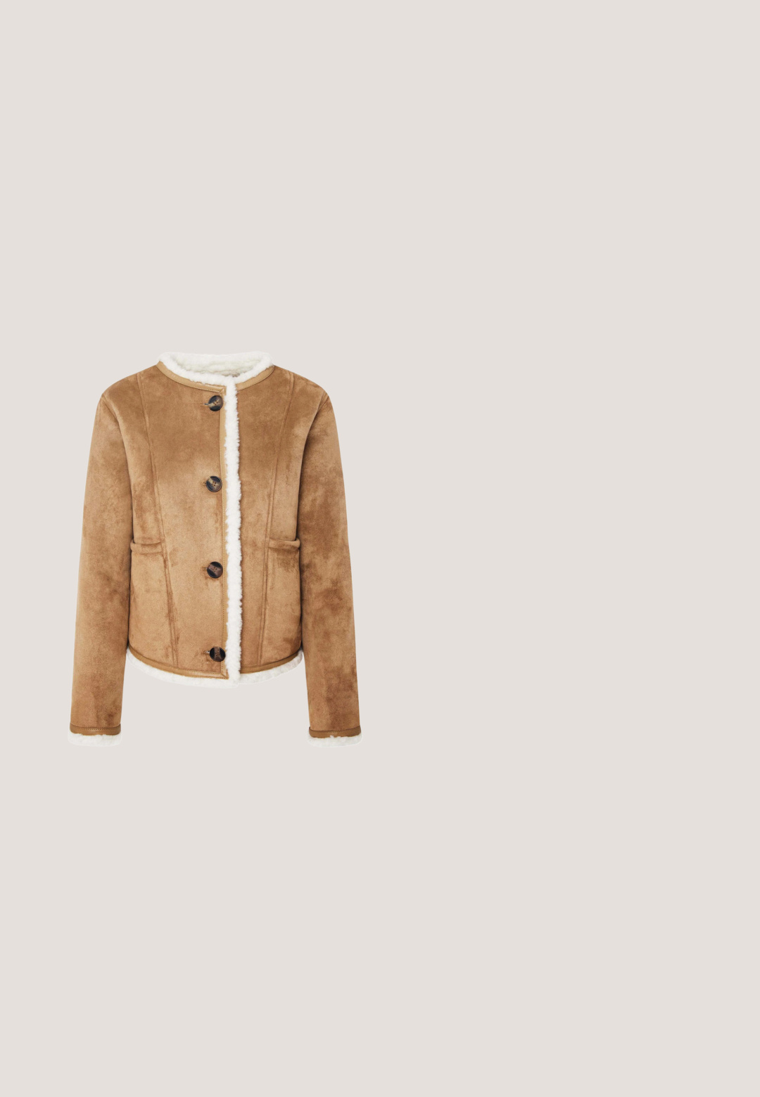 Braune Wildlederjacke mit einem weißen Kunstfellkragen und -besatz, fünf großen Knöpfen und zwei Seitentaschen. Einfaches, strukturiertes Design.; Cremefarbener Kabelstrickpullover mit kragenförmigem Ausschnitt und drei Knöpfen. Verziert mit einer kleinen braunen Teddy-Bären-Stickerei auf der Brust.; Dunkelblaue, ausgestellte Jeans aus Denim mit hoher Taille, ausgestattet mit fünf Taschen und dezenten Steppnähten. Glatte Textur mit klassischem Design.; Braune Wildleder-Stiefeletten mit abgerundetem Zehenbereich, gesteppten Details, flacher Gummisohle und kleinem Zuglasche hinten für einfaches An- und Ausziehen.; Braune Wildleder-Umhängetasche mit verstellbarem Riemen und dreieckigem Guess-Logo auf der vorderen Klappe.; Goldfarbene Creolen-Ohringe mit einer glatten Oberfläche, einem strukturierten Rechteck und eingraviertem Markennamen. Zwei Stile: Stecker und offene Creole.