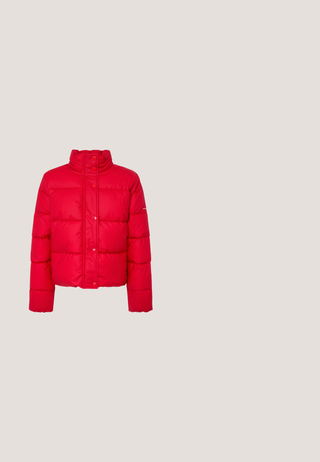 Rød dunjakke med høj krave, knaplukning foran og quiltet design. Har lange ærmer og cropped snit. Glat, polstret struktur.; Rød langærmet crop top med hvid krop; har raglanærmer og rund hals. Lavet af blødt, strækbart materiale.; Røde denimbukser med lige ben, høj talje, knaplukning og fem lommer. Stoffet har en glat tekstur uden synlige mønstre.; Røde ruskinds sneakers med hvide accenter, rund tå, snørebåndsdesign og en tekstureret mellemsål med en sort gummisål.; Rød nylon crossbody taske med for- og sidelommer med lynlås, justerbar rem og vedhæftet rød fluffy nøglering.; Guld øreringe med ringform, hver med en lille rød hjerteformet perle trådet nær bunden i midten på en hvid baggrund.