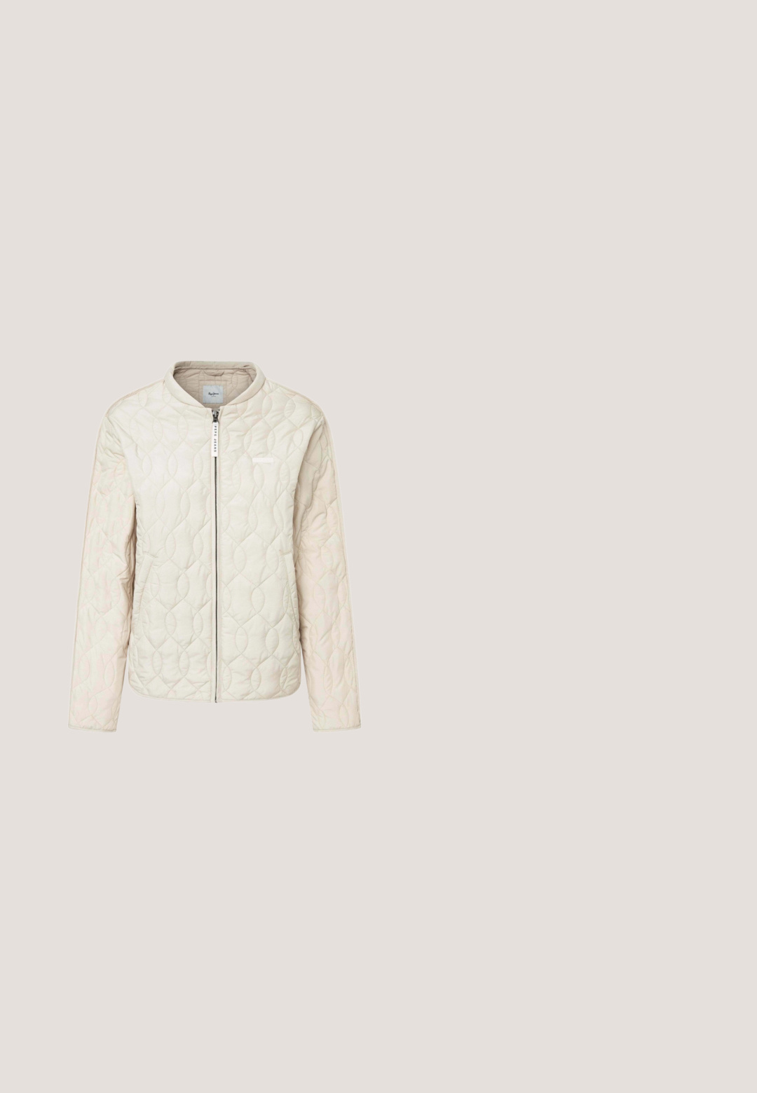 Pepe Jeans ABI - Bomberjakke - mousse white; Lysebeige sweatshirt med hvid blomsterbroderi over fronten, rund halsudskæring og lange, let opsmøgede ærmer.; Off-white T-shirt med korte ærmer, rund hals og lille bordeaux logo på venstre bryst med teksten "MOS MOSH" og et hjerte design nedenunder.; Beige vidde cargobukser med forlommer, knaplukning og forstærkede syninger på benene, vist på hvid baggrund.; Beige læder ankelstøvle med en rund tå, beige snørebånd og kraftig sål. Har sidesyninger og et cirkulært logo på hælen.; Hvid vævet skuldertaske med to små sidelommer med lynlås og et enkelt håndtag øverst.