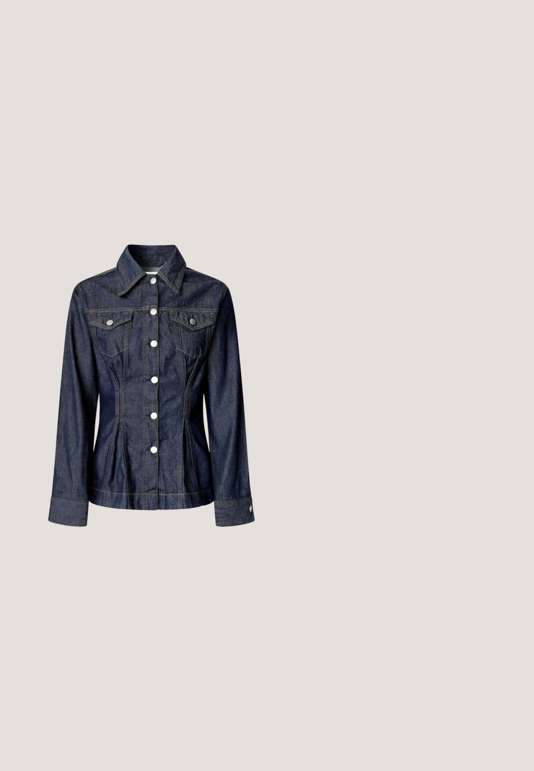 Mørkeblå denimjakke med knaplukning, to brystlommer med klapper, lange ærmer og skræddersyede sømme for en tætsiddende pasform.; Marineblå ærmeløs jumpsuit med V-hals, justerbare skulderstropper, vide ben og et bundet stofbælte i taljen.; Blå denim sneakers med hvid blomstret broderi, tekstureret reb-mellemsål og hvide snørebånd. Flad gummisål. Lav-top design.; Heksagonale solbriller med en mørk skildpadde-ramme og blåt tonede linser, der har en glat overflade og brede stænger.; Blå stofnet med sort hjerte-mønster og to skulderremme, rektangulær form, uden synlig lukning eller lommer.; Blå snorarmbånd med to klare perler og justerbar lukning, sat mod en hvid baggrund.