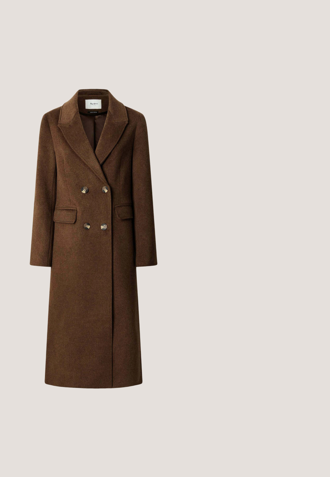 Abrigo marrón de mezcla de lana con doble botonadura y solapas en pico, dos bolsillos frontales y botones metálicos. Silueta recta, hasta la rodilla.; Camiseta beige de manga corta con cuello redondo y logo "Guess" bordado en hilo beige a juego en el pecho.; Falda lápiz de punto en beige claro, con acanalado vertical, cintura ajustada y dobladillo acampanado con acabados sutiles en la parte inferior.; Zapatillas beige con un diseño texturizado, que presentan cuero suave, detalles de malla, suela blanca y adornos en tono dorado. Nombre de la marca visible.; Bolsa tote de material sintético marrón con estampado, con una franja central de cuero beige liso y herrajes dorados, que cuenta con doble asa para el hombro.; Pulsera de cadena de oro con dijes en forma de corazón y un colgante redondo con una "G" rodeada de pequeños cristales y la palabra "Guess".