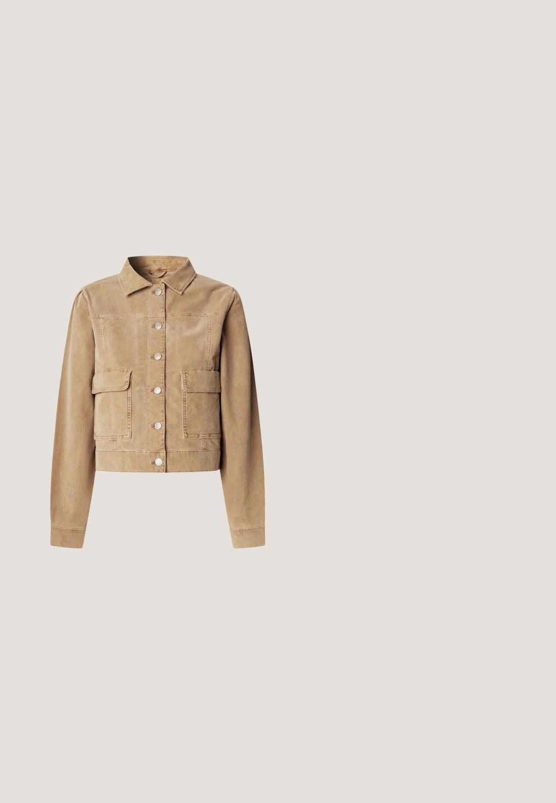 Chaqueta de pana color marrón claro con cuello, botones frontales, dos bolsillos en el pecho y mangas largas. La textura es acanalada con un diseño corto.; Camiseta beige de manga corta hecha de algodón con cuello redondo, que presenta bordado floral tridimensional y detalles de costura en contraste.; Mini falda de ante marrón con corte recto, que presenta un detalle de cordones en el lado izquierdo y una pequeña abertura en el dobladillo.; Botines de ante marrón con punta afilada, costuras decorativas y tacón de madera apilada. Con tira lateral para facilitar su colocación.; Bolso de mano con estampado de leopardo en ante marrón y negro con una correa de cadena dorada; presenta el logo en dorado en la parte inferior.; Pulsera de doble hebra con pequeñas cuentas doradas y cuentas más grandes de color marrón oscuro, con un colgante liso en forma de corazón de oro colgado de una hebra.