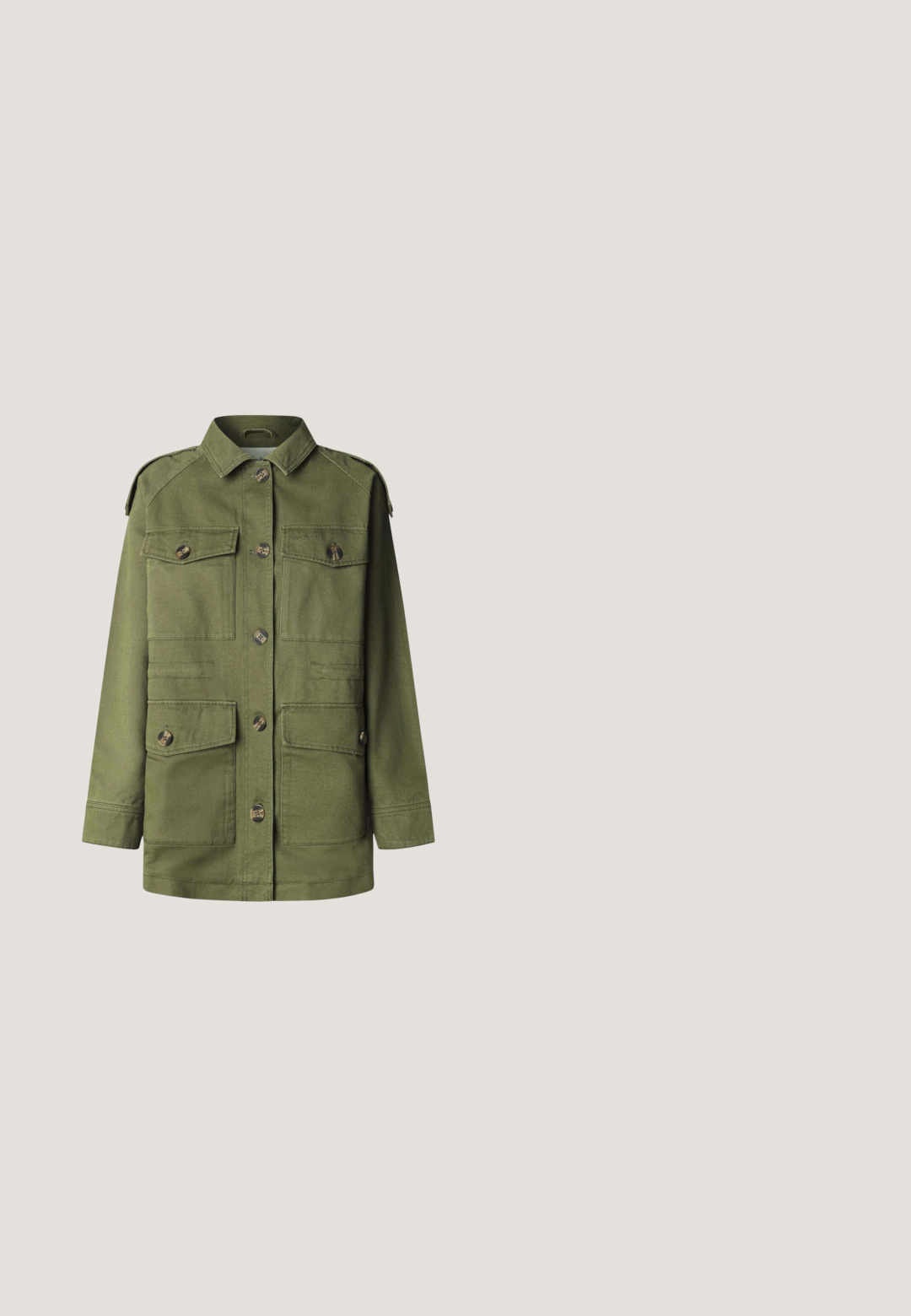 Chaqueta utilitaria verde oliva de tejido duradero que cuenta con cuatro bolsillos frontales, cerraduras de botón y hombreras. Textura suave, ajuste relajado.; Blusa de manga larga de color verde oscuro con escote en V, hombros fruncidos y puños elásticos fruncidos en las mangas.; Pantalones de pierna ancha color verde oliva con pliegues frontales, presillas para cinturón, cierre de botón y largo cropped.; Sandalia negra de punta abierta con tira frontal tejida, correa con hebilla en el tobillo y tacón cuadrado con plataforma de yute trenzado.; Bolso bandolera rectangular de cuero texturizado verde oscuro con correa ajustable y logotipo "Liebeskind Berlin" en la parte delantera.; Un par de pendientes de oído rectangulares de oro, lisos y brillantes, con bordes ligeramente curvados sobre un fondo blanco.