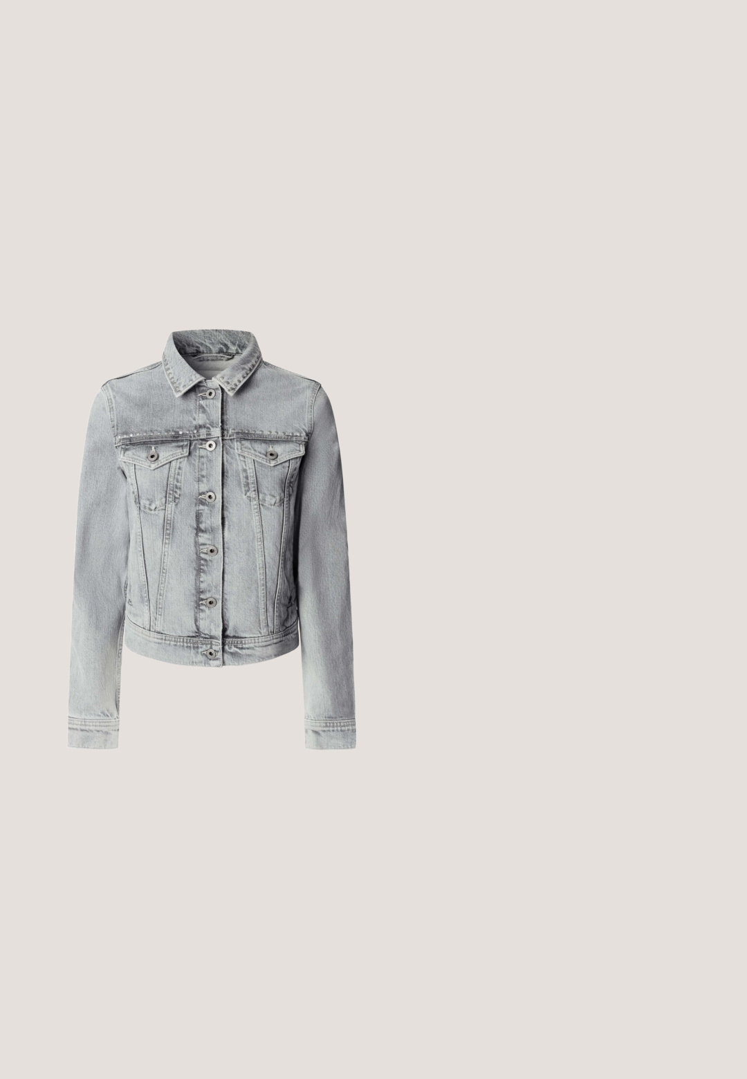 Chaqueta de mezclilla gris claro con un cuello clásico, cierre frontal de botones y dos bolsillos en el pecho. Presenta detalles de costura sutiles.; Top sin mangas de color gris verdoso claro con "PEPE JEANS LONDON" bordado en letras grandes en el pecho.; Falda de mezclilla azul claro con abertura frontal, diseño de cinco bolsillos y passadores para cinturón. Fabricada en algodón con una textura suave y un ligero desvanecimiento.; Zapatilla deportiva blanca con acentos de ante gris, talón texturizado y suela de goma negra con un patrón de tracción distintivo.; Pepe Jeans RUBY SHOULDER - Bandolera - grey; Pendientes de aro torcido de plata con una superficie lisa y reflectante y cierres con bisagra, mostrados desde vista frontal y lateral sobre un fondo blanco.