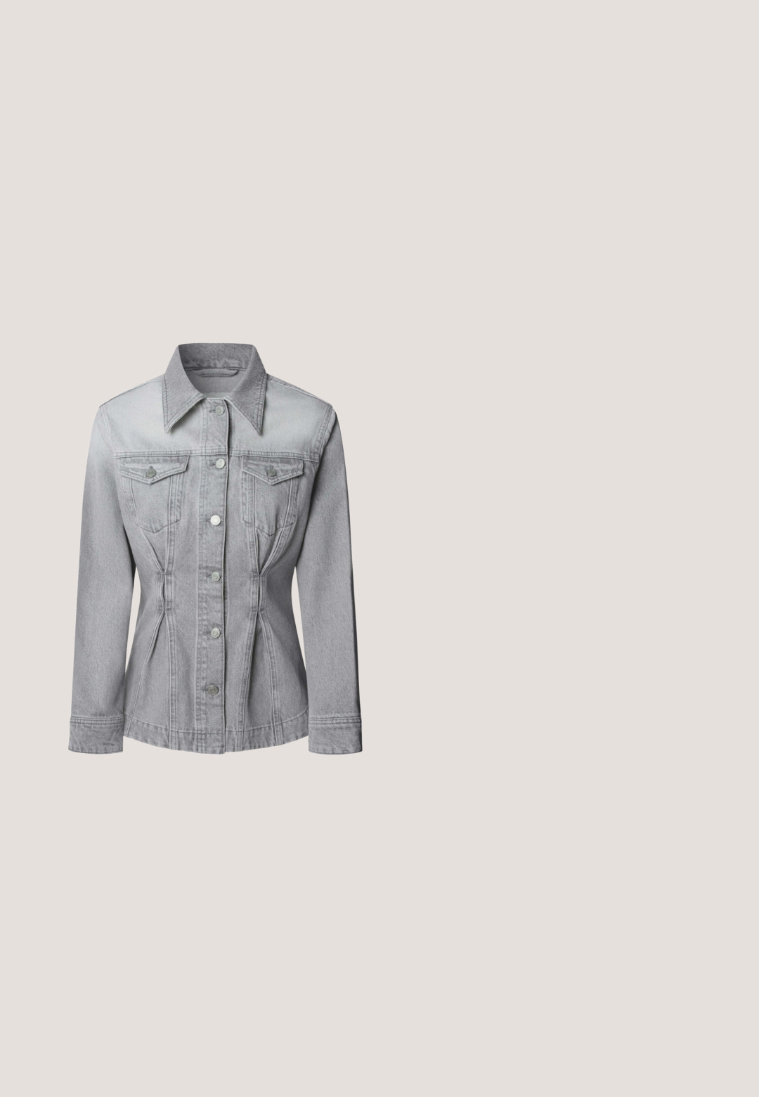 Grijze denimjacket met een klassieke kraag, knoopsluiting, twee borstzakken en getailleerde naden voor een slanke silhouette.; Holebrook URSULA CREW - Trui - grey; Lichtgrijs kortewerps T-shirt van katoen met ronde hals en een klein bruin label aan de onderzoom op een witte achtergrond.; Donkergrijze denim jeans met een relaxte pasvorm, voorzien van vijf zakken, een knoopsluiting en subtiele vervaging aan de voorkant en achterkant.; Zwarte suède enkellaars met vetersluiting, met bont gevoerde kraag, gestikte details en een bruine rubberen zool.; Zwarte nylon schoudertas met twee voorzakken met rits, bovenhandvatten, verstelbare riem en merklogo op een van de zakken.