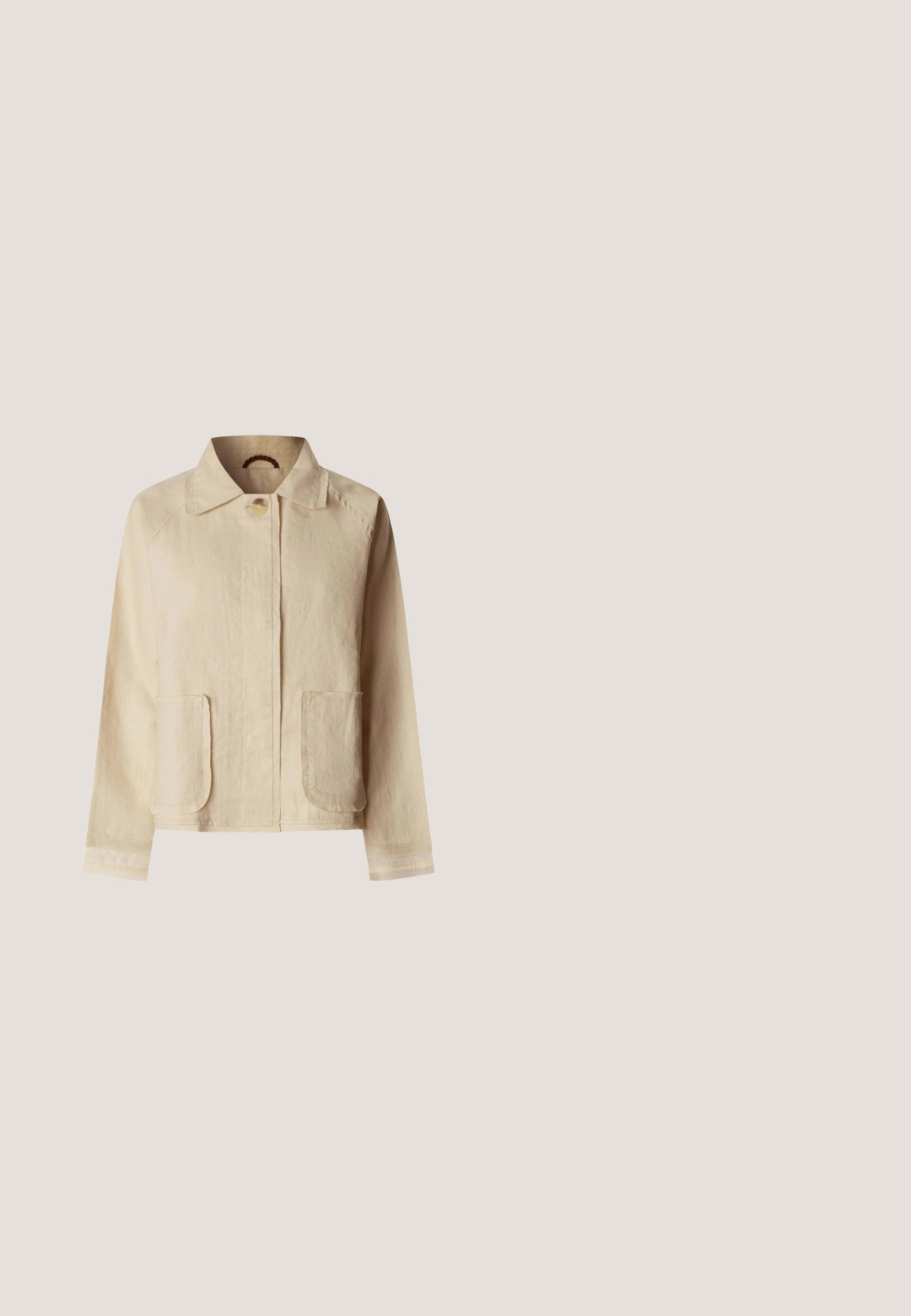 Hellbeige Freizeitjacke mit Kragen, langen Ärmeln, Knopfverschluss vorne und zwei großen aufgesetzten Taschen vorne.; Gestreifter Pullover in Creme und Olivgrün, mit einem gerippten Rundhalsausschnitt, langen Ärmeln und einem figurbetonten Saum. Weiche Strickstruktur.; Braune weitbeinige Hosen aus einem strukturierten Baumwollgemisch, mit einer vorderen Knopfschließe und einem Standard-Taillendesign.; Brauner Wildleder-Sneaker mit weißen Schnürsenkeln und korallenfarbenen Wildleder-Akzenten an Ferse und Seitenlogo vor weißem Hintergrund.; Olivgrüne Tragetasche mit rosa Besatz und markenbedruckten Griffen, begleitet von einem kleineren beigefarbenen Reißverschlusstäschchen.; Verstellbare Halskette in Goldton mit Schiebekugelschließe und zwei kleinen runden Endperlen, dargestellt auf weißem Hintergrund.