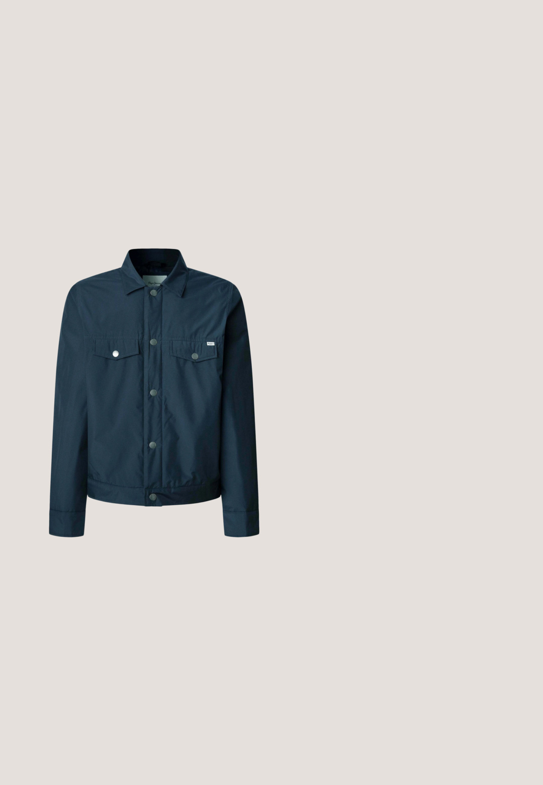 Navyblaue Jacke aus glattem Material mit Knopfverschluss, zwei Brusttaschen und geradem Saum mit geknöpften Manschetten.; Beige Rundhals-Sweatshirt aus Baumwollmischung. Mit langen Ärmeln, gerippten Bündchen und einem kleinen schwarzen Logopatch auf der Brust.; Marineblaues T-Shirt mit kurzen Ärmeln und Rundhalsausschnitt, mit einem kleinen schwarzen quadratischen Logopatch auf der linken Brust.; Blaue Jeans aus Denim mit geradem Schnitt, mit leichter Ausbleichung, fünf Taschen und einem Knopf- und Reißverschluss. Genähte Details entlang der Nähte.; Brauner Sneaker mit niedrigem Schaft, weißer Sohle, Schnürvorderseite und seitlichem Stoffdetail in Marineblau, Rot und Weiß.; Olivengrüne Schultertasche mit umklappbarem Deckel, Metallschnalle und verstellbarem Tragegurt mit "PEPE JEANS" Branding. Robuste Stoffkonstruktion.