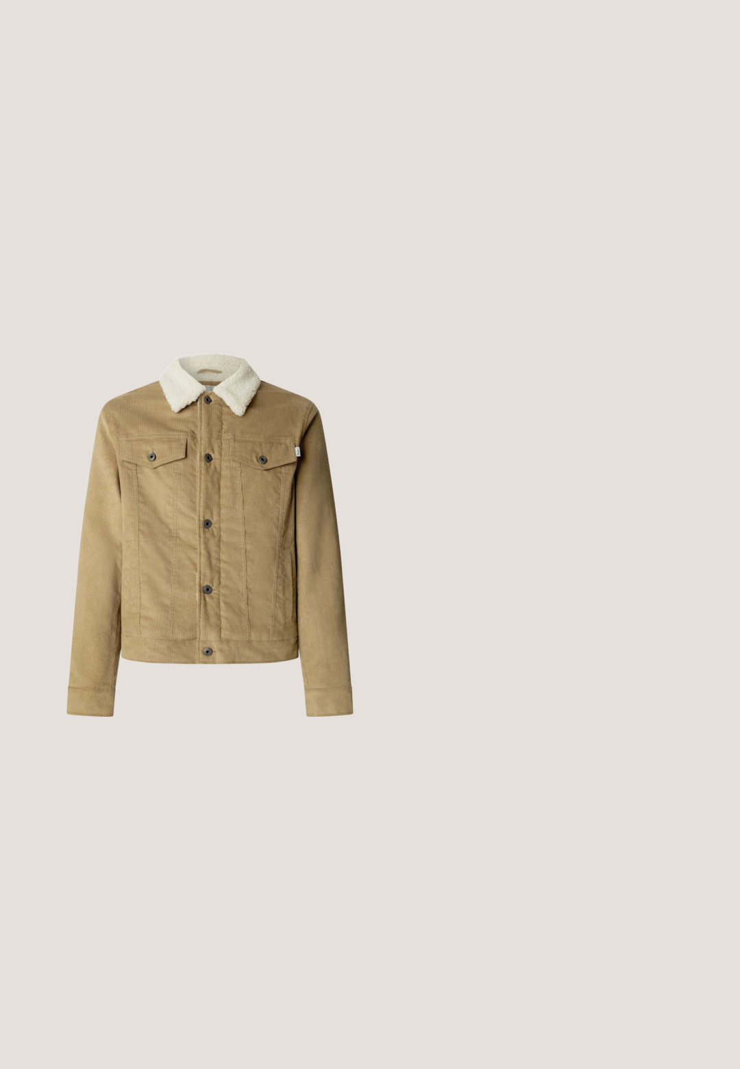 Teddyjacke in Tan mit einem Kunstfellkragen. Verfügt über zwei Brusttaschen, Knopfverschlüsse und lange Ärmel. Strukturiertes Gewebe.; Brauner Pullover mit Rundhalsausschnitt und langen Ärmeln, mit gerippten Bündchen und Saum sowie einem kleinen gestickten Logo auf der linken Brust.; Hemd mit Knöpfen in grün-braunem Karomuster, mit langen Ärmeln, Kragen, Brusttasche, aus einem strukturierten Baumwollstoff und braunen Knöpfen.; Männer Chinos mit geradem Bein in Dunkelbraun, mit Gürtelschlaufen, Seitentaschen, Knopfverschluss und Reißverschluss.; Brauner Wildleder-Chelsea-Stiefel mit elastischem Seitenteil, Zuglasche an der Ferse und flacher gestapelter Gummisohle.; Braune Umhängetasche aus Stoff mit glatter schwarzer Lederverzierung, einer vorderen Logo-Plakette und einem verstellbaren Riemen. Verfügt über eine rechteckige Form.