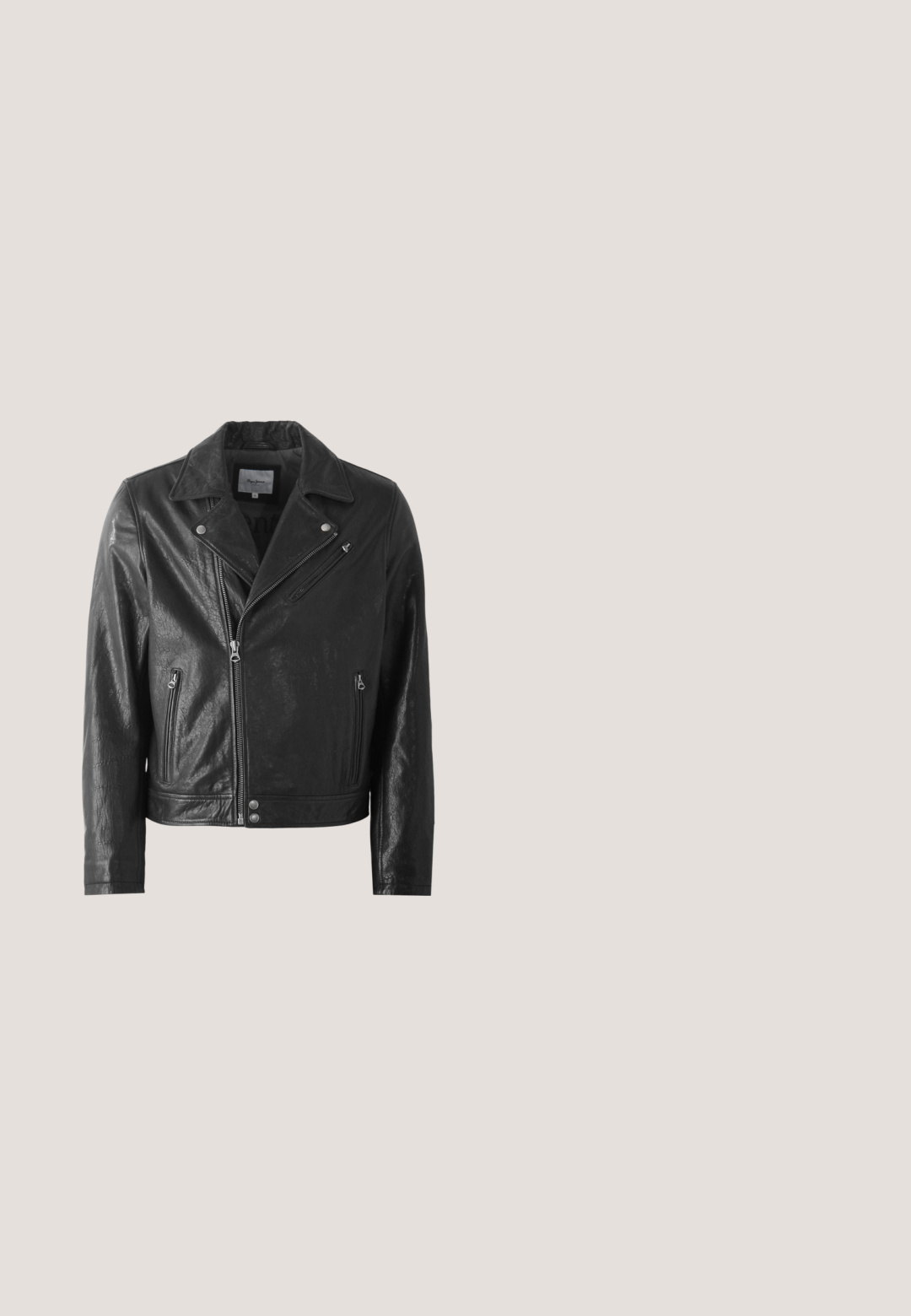 Zwarte leren bikerjack met een glanzende afwerking, voorzien van een gekartelde kraag, ritssluiting aan de voorkant, zijzakken en zilveren hardware-accenten.; Zwart corduroy overhemd met lange mouwen, knoopsluiting, twee borstzakken en een puntige kraag. Geweven stof met een gladde afwerking.; Zwarte high-rise rechte jeans met knopen en vijf zakken, plat liggend op een witte achtergrond.; Zwarte leren enkellaars met een spitse neus, minimale stiksels, een middellange blokhak en een gladde, gepolijste afwerking.; Zilverkleurige metalen ketting met een gedraaide schakeldesign en een ronde hanger met een gepolijste afwerking.; Zwarte leren riem met een rechthoekige metalen gesp. Heeft een gladde textuur en strakke lijnen, met reliëfbranding op de band.