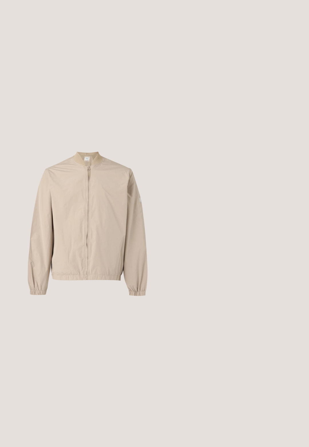 Beige let bomberjakke med frontlynlås, elastiske manchetter og lille tag på venstre ærme, vist på en ensfarvet hvid baggrund.; Lyseblå kabelstrikket ærmeløs sweatervest med V-hals og lille grøn broderet Lacoste krokodillelogo på venstre bryst.; Enkelt lysegrå kortærmet T-shirt med rund hals og lige kant, vist mod en hvid baggrund.; Lys blå vaskede denimshorts med et klassisk 5-lommers design, knaplukning og subtile falmninger. Ren kant og synlig tekstur.; Navy blå ruskinds-sneakers med hvid gummisål, rund tå og kontrasterende hæltab; har tonede snørebånd og en logodetalje på siden.; Sort læder crossover taske med en tekstureret overflade, en frontklap og et sølvlogo. Har en justerbar rem og rektangulær form.