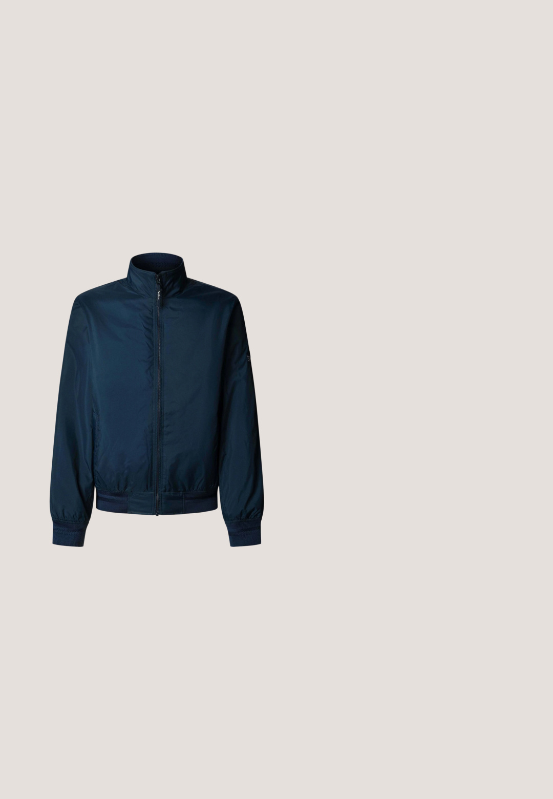 Marineblauwe bomberjack met een hoge kraag, volledige ritssluiting en elastische manchetten. Gemaakt van glad, lichtgewicht stof met een ontspannen pasvorm.; Rode quarter-zip trui met een kraag met marineblauwe en witte strepen, een voorvak en patches, waaronder een Amerikaanse vlag op de linker mouw.; Navyblauw polo-shirt van katoen, met een kraag in grijs, oranje accenten en een drievoudige knoopsluiting. Geborduurd logo van 1962.; Lichte blauwe denim shorts met een rechte snit, vijf zakken en metalen hardware. De stof heeft een gladde, licht versleten textuur.; Bruine suède enkellaarsjes met een ronde neus, vetersluiting en een klein hakje. Voorzien van een lus aan de achterkant voor gemakkelijk aantrekken.; Zwart rechthoekige crossbodytas met voorvak met rits, verstelbare band en geperst "BOSS"-logo bovenaan in het midden.