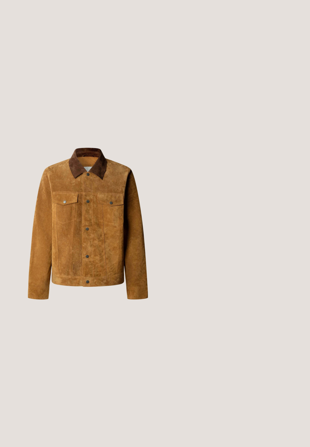 Chaqueta de ante marrón con cuello marrón oscuro, botones a presión en la parte delantera y dos bolsillos con solapa en el pecho con botones, mostrada sobre fondo blanco.; Camisa de manga larga con botones, con un patrón de cuadros en rojo, marrón y beige y dos bolsillos en el pecho con solapas de botón.; Jeans de mezclilla azul acampanados con una cinturilla de altura media, cinco bolsillos y un ligero desgastado. La tela presenta una textura clásica y un acabado limpio.; Bota de tobillo de cuero marrón con un acabado suave, paneles laterales elásticos, puntera redonda, costuras decorativas y un tacón bajo y cuadrado.; Pañuelo cuadrado oscuro con patrones florales y paisley en tonos verdes apagados, crema y rojo, con bordes ondulados y un pequeño logo "Scalpers".; Cinturón de cuero marrón con hebilla plateada, decorado con pequeñas tachuelas plateadas y piedras turquesas en patrones de diamante, enrollado sobre un fondo blanco.
