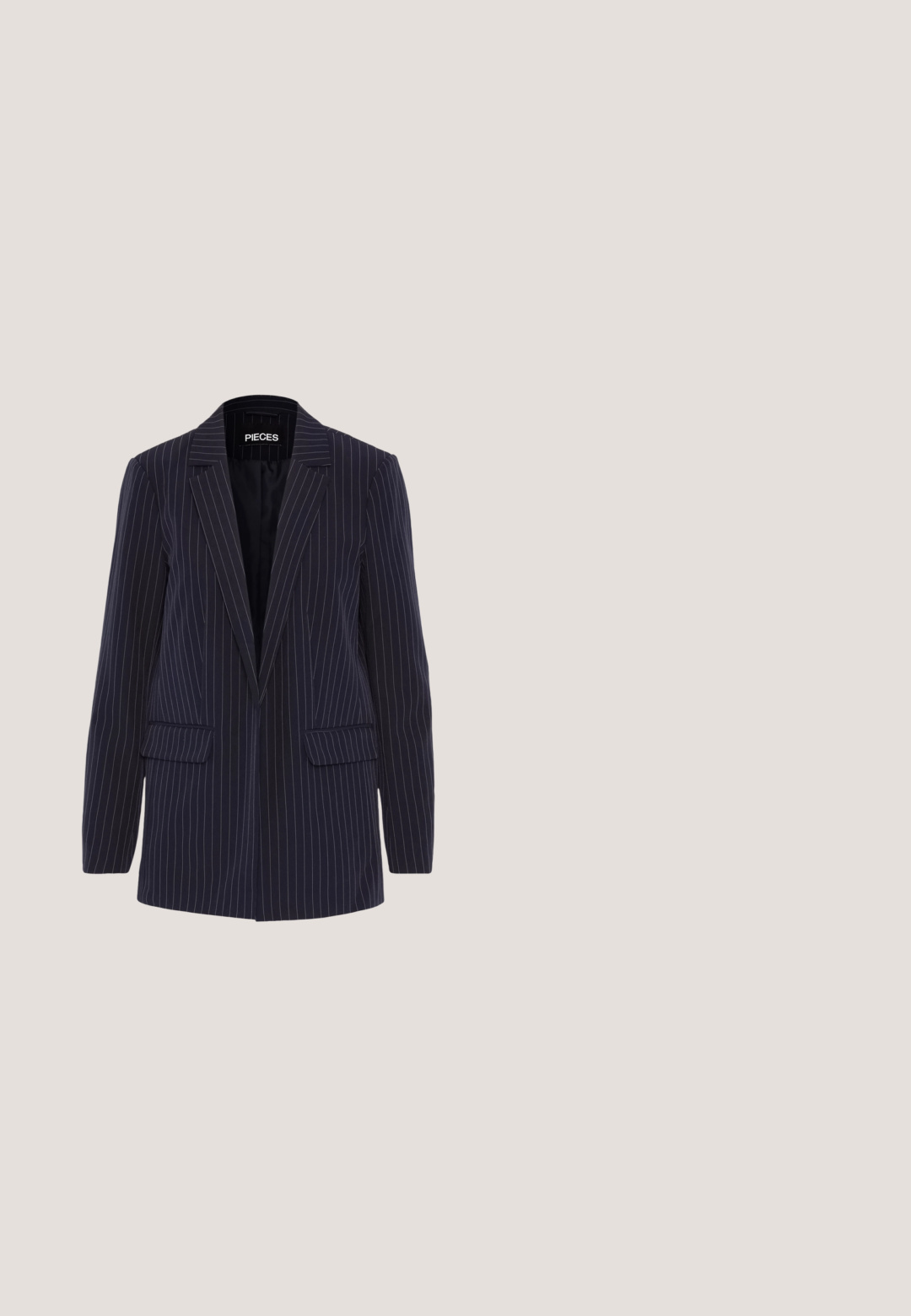 Marineblauw pinstripe blazer met geknipte revers, lange mouwen, klepzakken en een getailleerde pasvorm.; Witte blouse met lange mouwen van gladde stof, voorzien van een strik bij de hals en op maat gemaakte manchetten. Eenvoudig, klassiek ontwerp zonder patronen.; Marineblauwe wijde broek van gladde stof, met voorvouwen, een hoge tailleband en zijzakken. Strak, op maat gemaakt ontwerp.; Zwarte leren pumps met een spitse neus en een slanke hak met een klein gouden accent bij de basis, zijaanzicht.; Zwarte gestructureerde leren handtas met korte handgreep en rechthoekige gouden gesp op de voorflap.; Set van gladde, gebogen gouden oorringen met een dik, afgerond ontwerp op een witte achtergrond.
