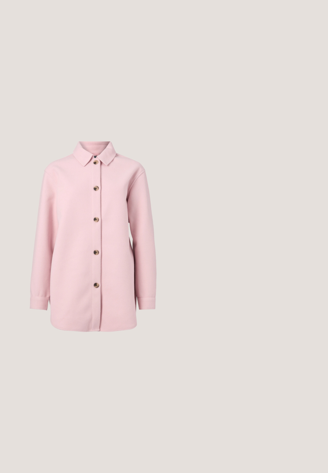 Camisa chaqueta de botón de color rosa claro, hecha de una tela suave, con cuello, mangas largas y seis botones marrones en el frente.; Cárdigan de punto rosa con cuello en V, mangas largas, puños y borde acanalados, con cinco grandes botones negros en la parte delantera.; Camiseta de manga corta de color rosa claro, hecha de una tela suave y texturizada. Presenta un escote redondo y un corte holgado para mayor comodidad.; Pantalones anchos rosa claro con rayas verticales, cintura elástica y cordón en la parte delantera.; Zapatilla baja de ante rosa con rayas rosa claro, cordones blancos, suela de goma y logo "AVA" en el lateral cerca de la suela.; Bolso de piel sintética acolchada en color rosa con extremos redondeados, detalles de hardware dorado y una pequeña etiqueta de marca. Textura suave con un aspecto delicado.