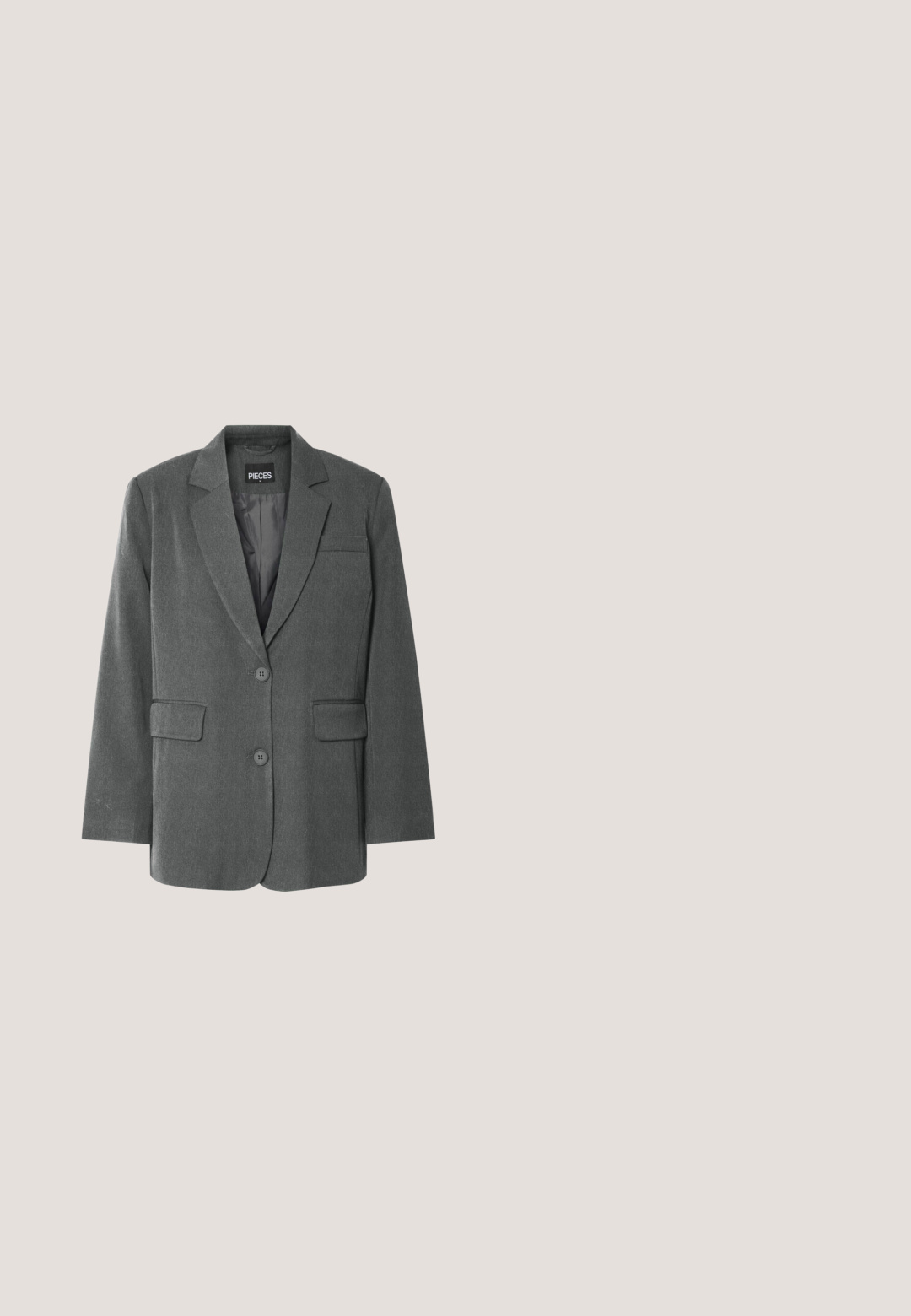 Grauer Blazer mit Reverskragen, zwei Fronttaschen und Zwei-Knopf-Verschluss. Hergestellt aus einem strukturierten Stoff mit glatter Innenseite.; Weißes kurzärmeliges Hemd mit Knöpfen, Kragen, geradem Saum und legerer Passform auf schlicht hellem Hintergrund.; Schwarze, maßgeschneiderte Hose mit geradem Bein, vorderen Bügelfalten, Gürtelschlaufen und verdecktem vorderem Verschluss.; Schwarze Leder-Loafer mit strukturierter Oberfläche, ausgestattet mit einem Riemen über dem Spann und einer groben, robusten Gummisohle.; Schwarze Lederhandtasche mit geschwungener Form, strukturierten Oberflächen, verstellbarem Tragegurt und Hardware in Goldfarbe. Mit einem dezenten Logo auf der Vorderseite.; Halskette aus silberfarbenem Metall mit zartem, rundem Gliederdesign. Verschluss mit Karabinerverschluss hinten. Länge geeignet zum Schichten.