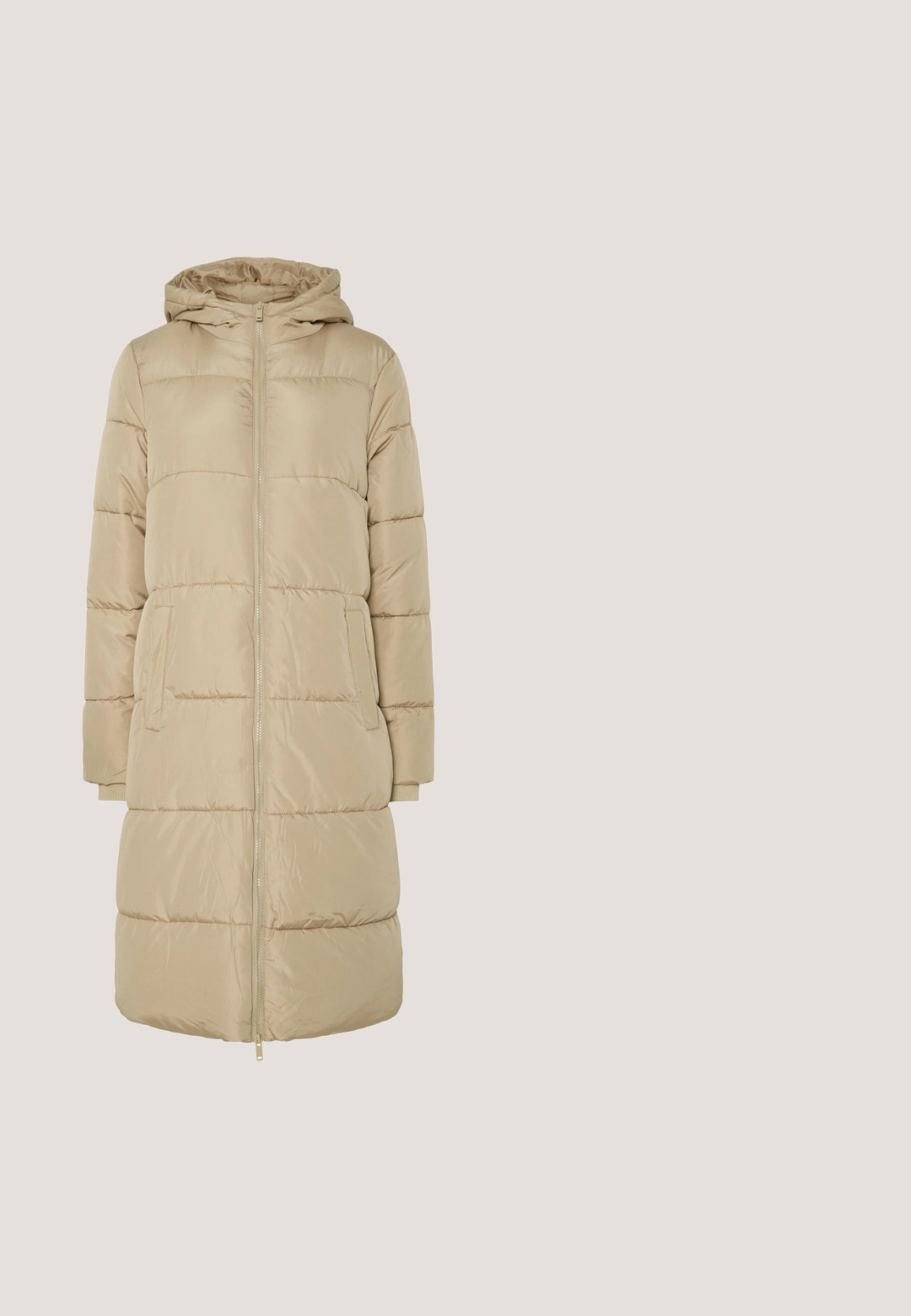 Abrigo acolchado beige con capucha, con secciones acolchadas horizontales, cierre de cremallera completo y dos bolsillos frontales. Material suave y liviano.; Suéter blanco de punto con cuello alto y un patrón texturizado de diamante en el canesú y puños acanalados. Material suave y grueso con un corte relajado.; Camiseta beige de manga corta con cuello redondo, diseño sencillo y una pequeña etiqueta con el texto «"soaked"» en el interior del cuello.; Pantalones blancos de pierna ancha hechos de algodón, con bolsillos frontales, cierre de botón y un diseño limpio y sin adornos.; Zapatilla beige de corte bajo con raya lateral color crema, suela de goma, cordones estilo cuerda y cuello acolchado sobre fondo blanco.; Bolso de hombro de ante beige con forma curva, correa de cuero negra y acentos angulares. Presenta un diseño minimalista y una textura suave.