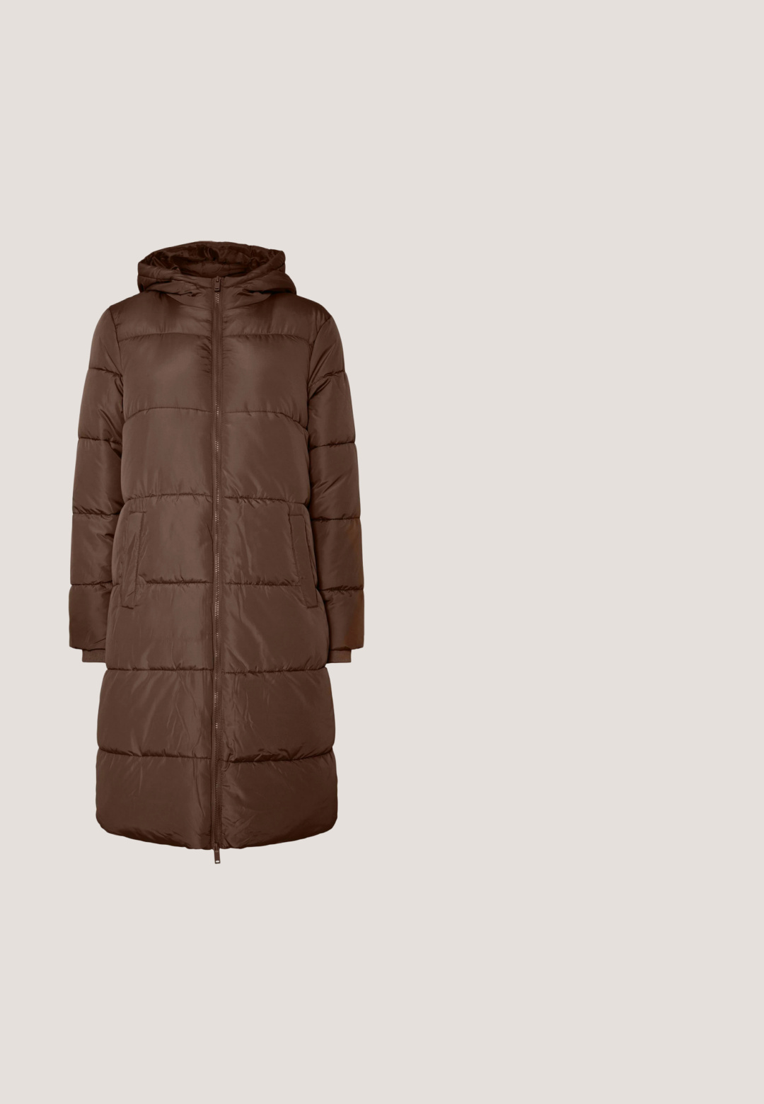 Lang brun foret vinterjakke med hætte, frontlynlås og sidelommer, designet til beskyttelse mod koldt vejr.; Hvid strikket sweater med sorte vandrette striber, ribbede manchetter og kant, afslappet pasform, rund halsudskæring og sideskår på taljen.; Khaki brede bukser med lige snit, lavet af tekstureret stof, med to frontlommer og knaplukning i taljen.; Brun lav sneakersko med hvide sidestriber, hvide snørebånd, tyk hvid sål og brun gummisål set fra siden.; Brun læder skuldertaske med buet bund og justerbar rem mod en ensfarvet lys baggrund.; Guldtonede chunky kædeloops øreringe med post-lukninger, designet til gennemhullede ører.
