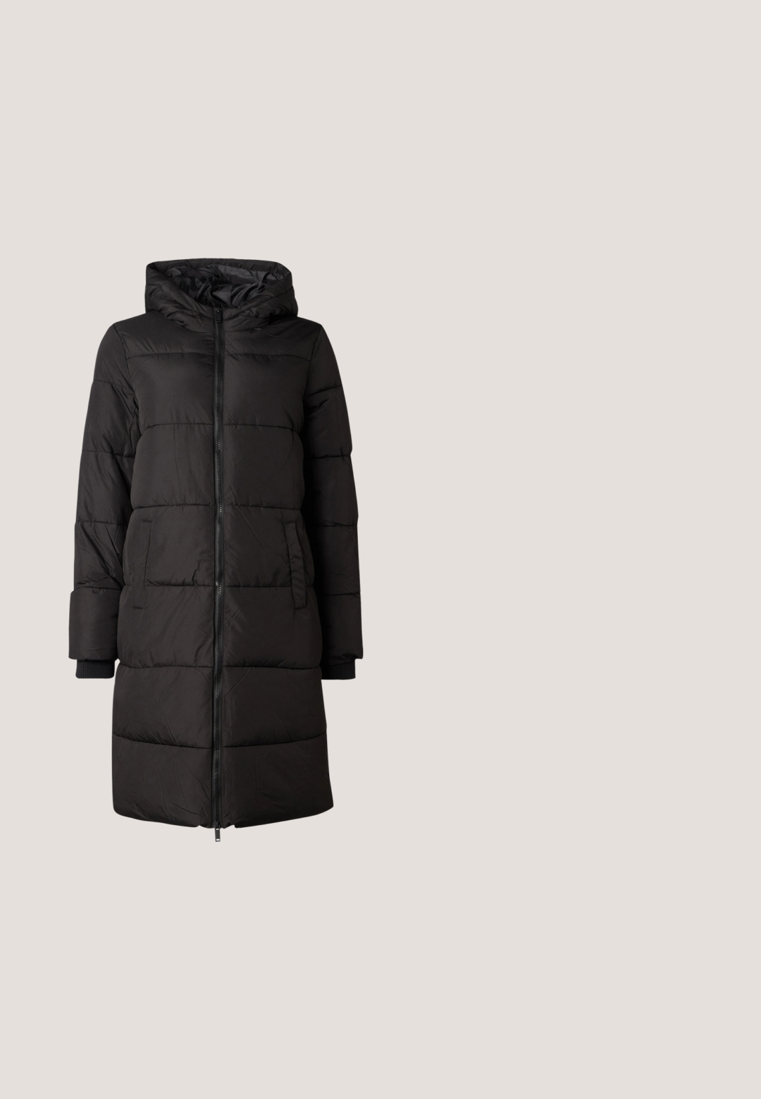 Schwarze gepolsterte Jacke mit Kapuze, ausgestattet mit einem Reißverschluss an der Vorderseite, Seitentaschen und Rippbündchen. Aus glattem Stoff mit gestepptem Design.; Schwarzer Strickpullover mit einem strukturierten Muster, Rundhalskragen und gerippten Bündchen und Saum. Lange Ärmel und eine taillierte Passform.; Helle blaue High-Waist-Jeans aus Denim, ausgestattet mit einem Fünf-Knopf-Verschluss, Gürtelschlaufen und geradem Beinschnitt mit minimaler Ausbleichung.; Tannfarbene Wildleder-Ankle-Boots mit flacher Sohle, ausgestattet mit einem Schnallenriemen und einem weichen Innenfutter, kombiniert mit gerippten cremefarbenen Socken.; Schwarze Lederhandtasche mit abgerundeter Form, verziert mit silbernen Nietenakzenten und kurzem Griff. Glatte Struktur und Reißverschlussverschluss.; Drei silberne, offene Creolen-Ohrringe mit glatten, abgerundeten Designs vor einem einfarbigen, hellen Hintergrund, in einem dreieckigen Muster angeordnet.