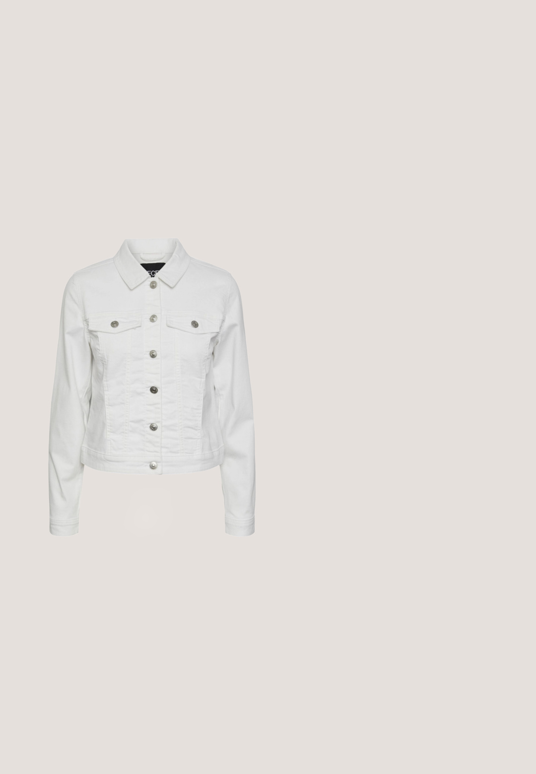 Chaqueta de mezclilla blanca con cuello, mangas largas, dos bolsillos en el pecho, botones plateados y un diseño ajustado con un dobladillo cortado.; Top sin mangas de canalé blanco con un diseño asimétrico de un solo hombro. Textura suave, silueta ajustada y bordes limpios.; Pantalones cargo en gris oscuro, hechos de tela resistente. Con seis bolsillos, piernas anchas y cordones ajustables en el dobladillo.; Zapatilla baja blanca con talón negro, suela de plataforma, cordones y logotipo "CK" de Calvin Klein en el lado.; Bolso de mano de cuero negro con rayas horizontales acolchadas, cierre de cremallera dorado, logotipo decorativo dorado y doble asa con cierre de botón.; Pulsera de cadena de plata con un charm en forma de corazón suave y acabado pulido, además de una pequeña etiqueta grabada.