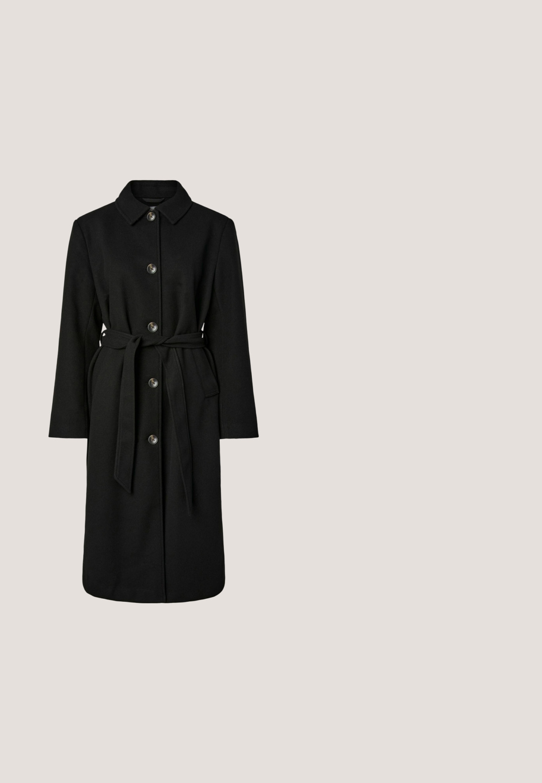 Abrigo largo negro con cuello, cinco botones delanteros y cinturón anudado en la cintura, con mangas largas y bolsillos laterales.; Vestido de punto de manga larga a rayas blancas y negras con cuello redondo y puños acanalados. Presenta una silueta recta y una tela texturizada.; Bota de ante negra hasta la rodilla con punta afilada, tacón plano y textura suave. Diseño minimalista sin hardware ni acentos visibles.; Gafas de sol cuadradas negras de gran tamaño con lentes oscuras y un pequeño logo dorado en la patilla.; Seidenfelt Bolso de mano - black; Colgante circular de oro con la letra "M" recortada en el centro, textura suave, con un pequeño lazo colgante en la parte superior.